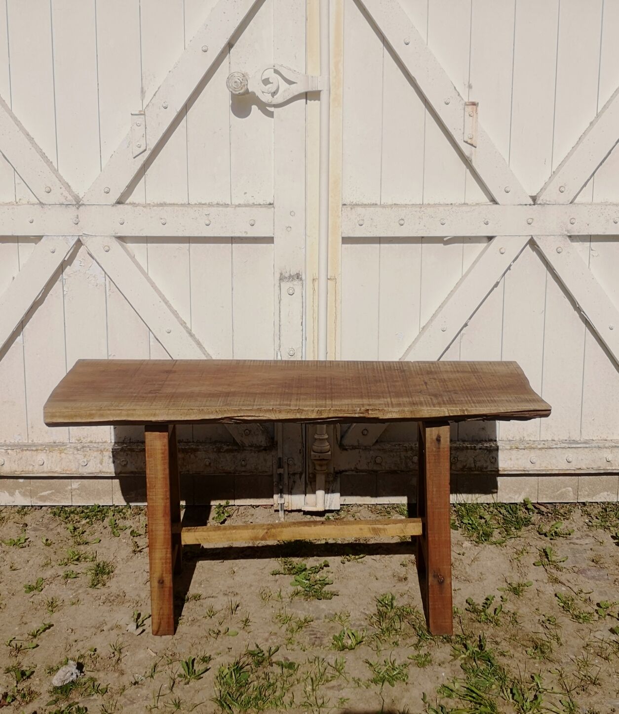 Firm-style coffee table