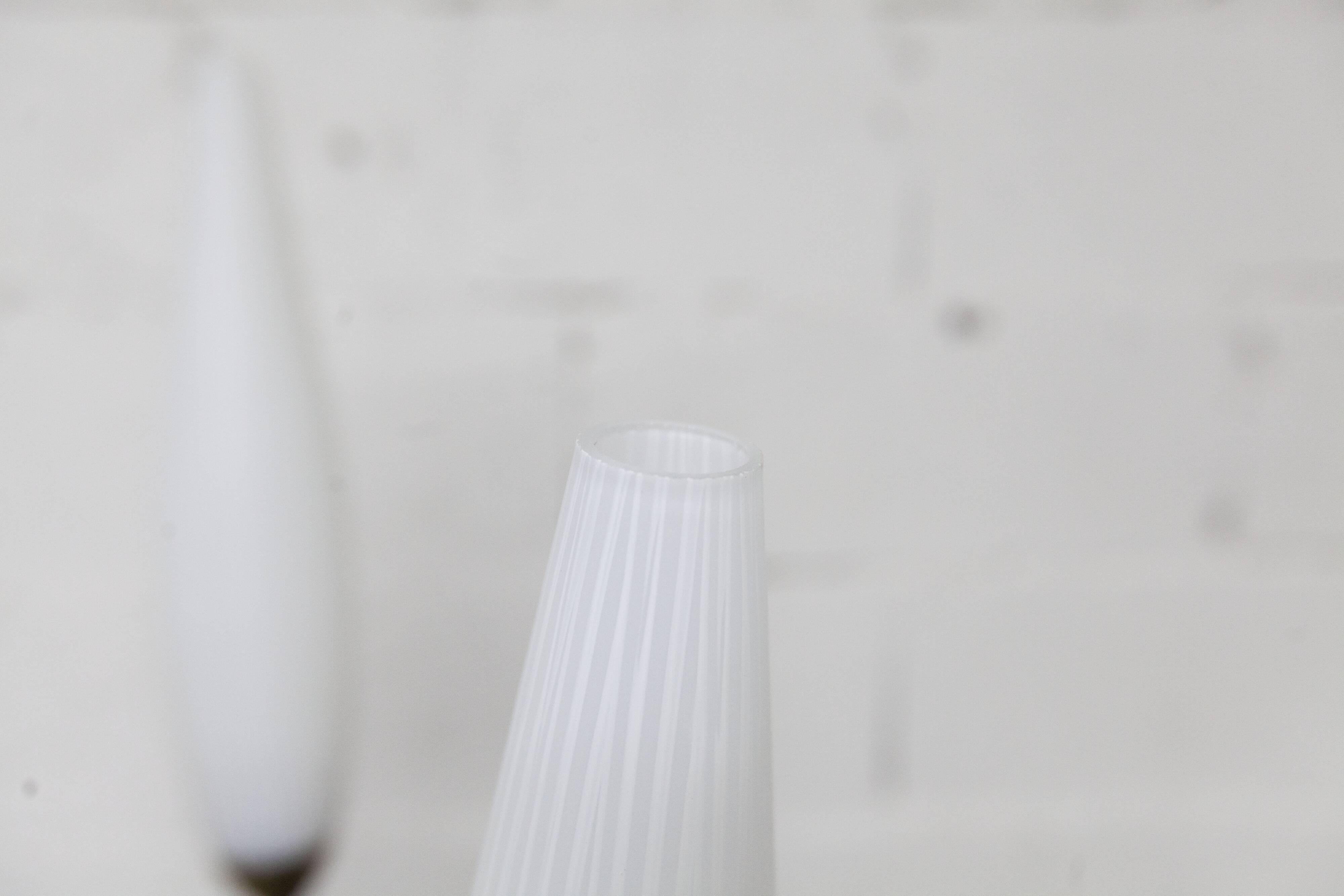 Lampadaire à 3 branches de 1960 laiton doré, fonte et opalines