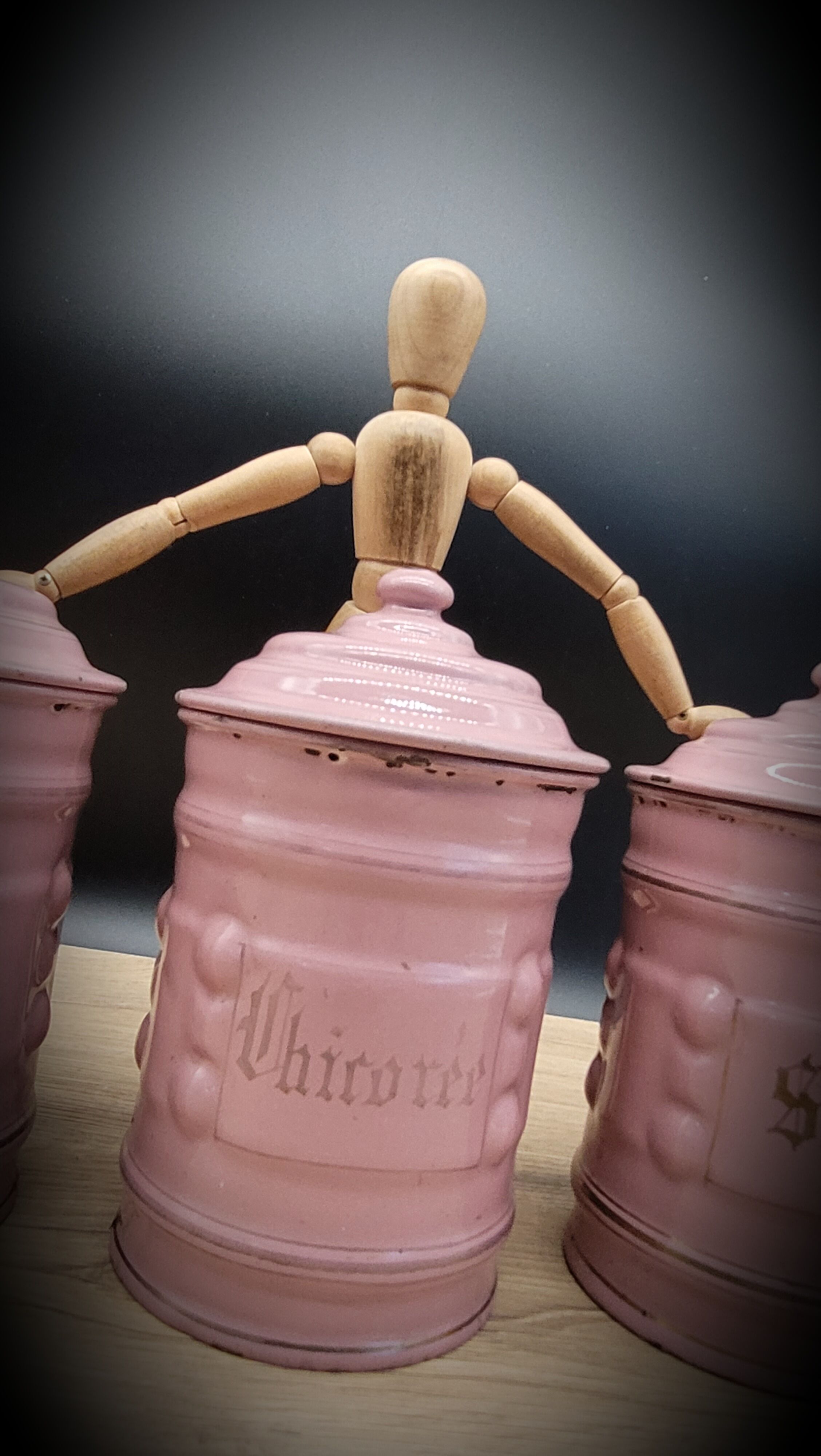 Trio pink enamelled pots