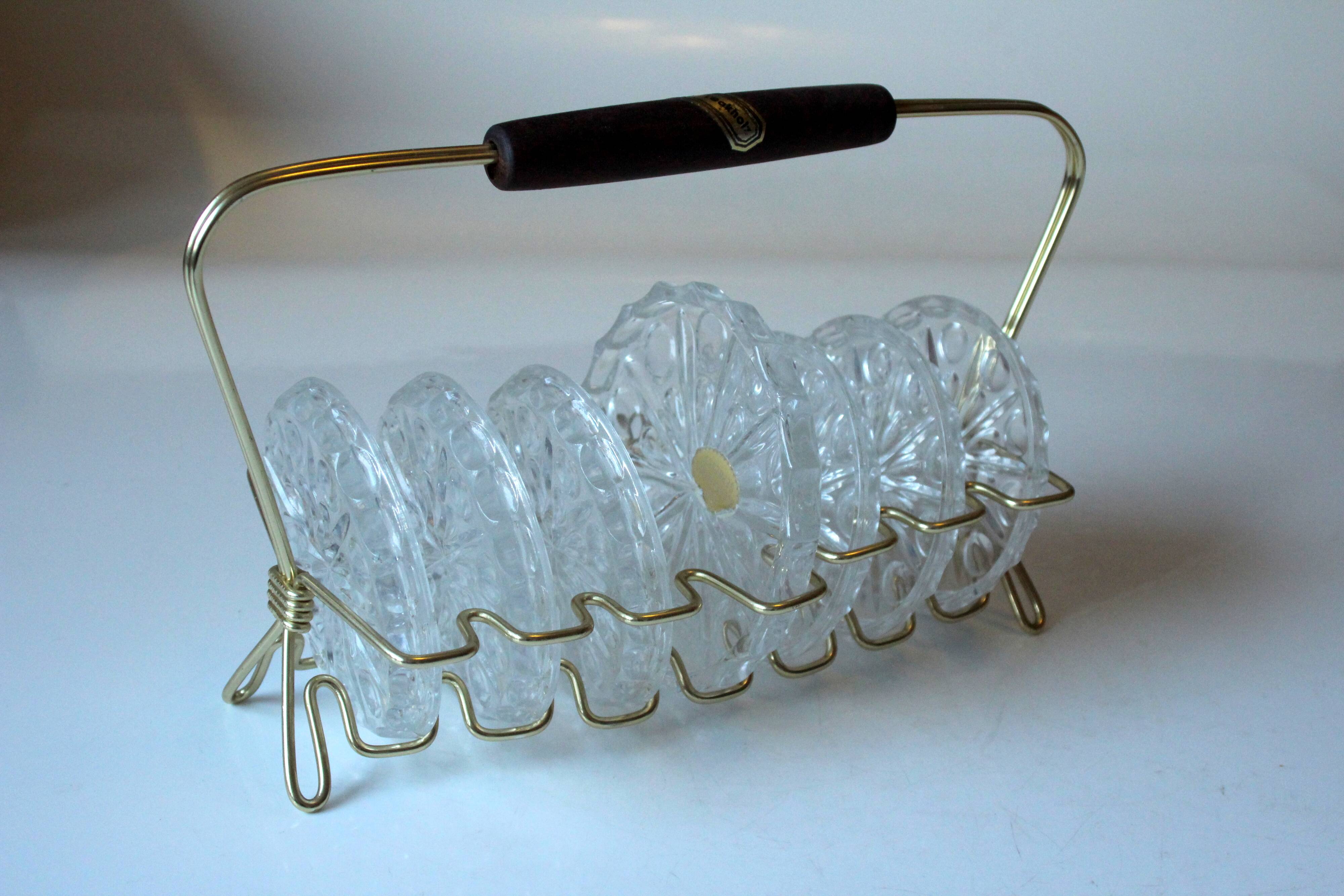 Set de 7 sous-verres en verre cristal plomb dans un support en laiton avec poignée en teck rockabilly vintage des années 1960