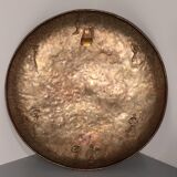 Miroir sculptural en cuivre martelé attribué à Angelo Bragalini