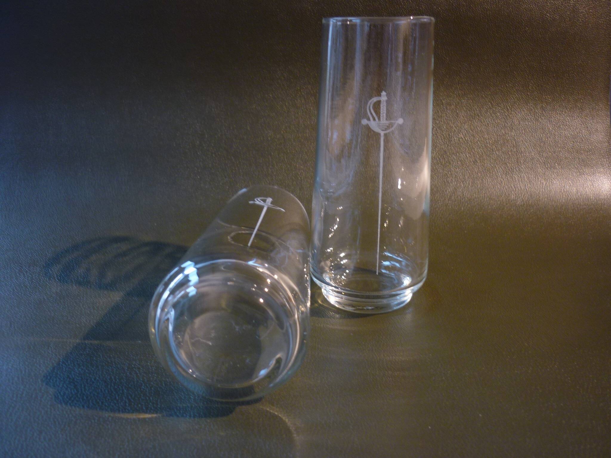 Lot de 2 verres avec épée gravée