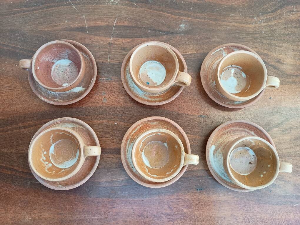Service with 6 cups and saucers in stoneware.