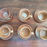 Service with 6 cups and saucers in stoneware.
