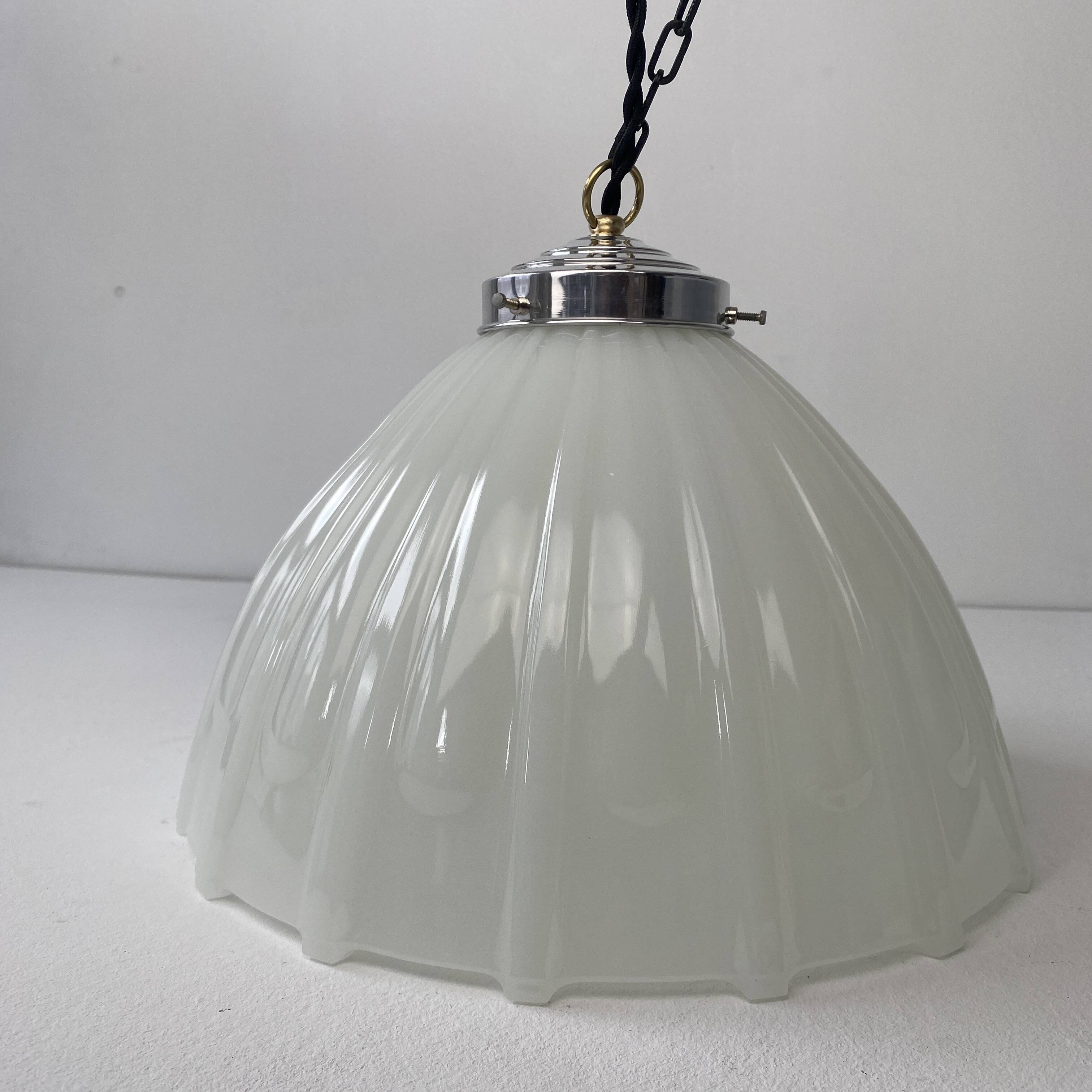 Paire d’anciennes suspensions art-deco en opaline XL