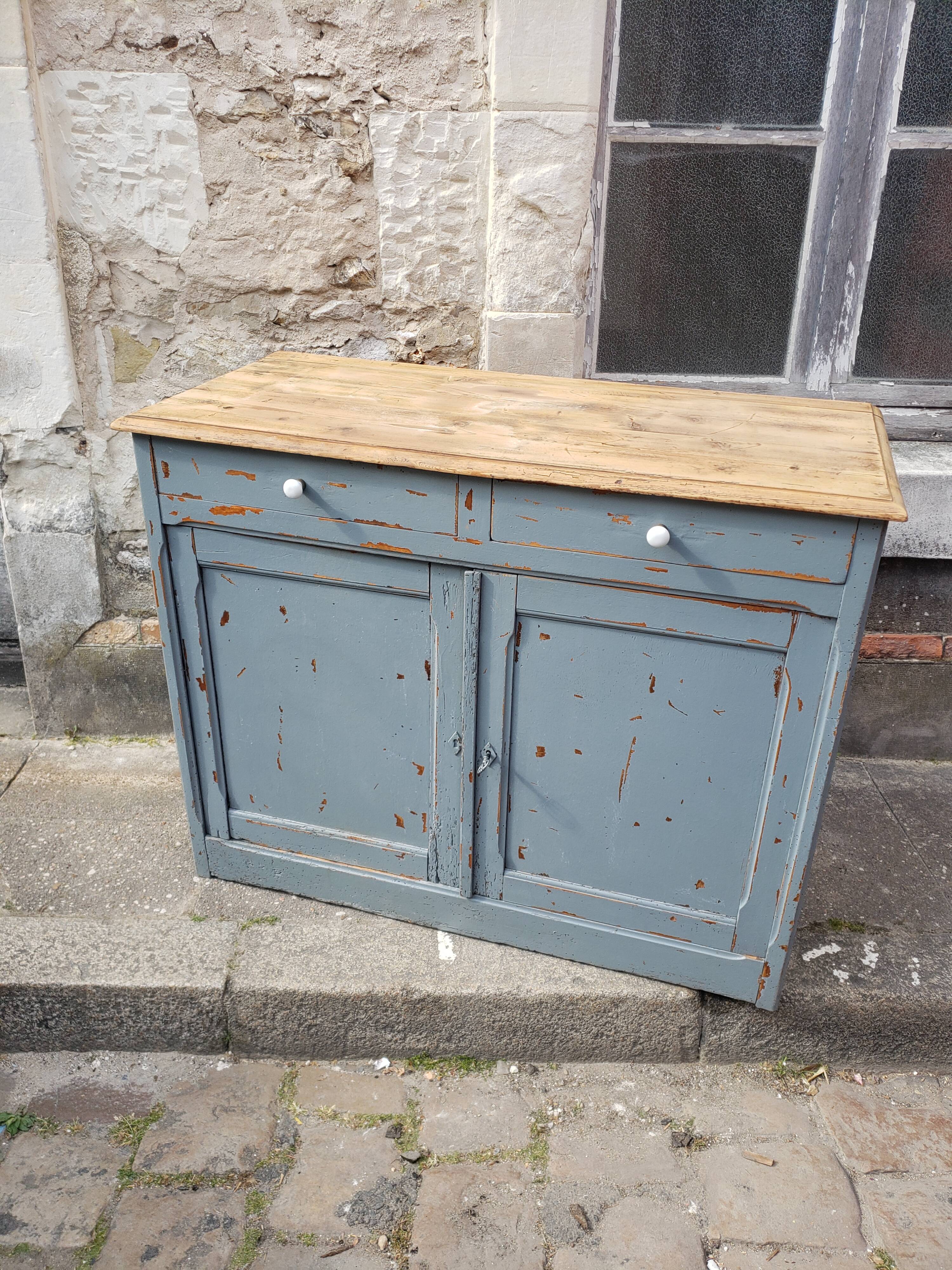 Slate and raw Parisian buffet