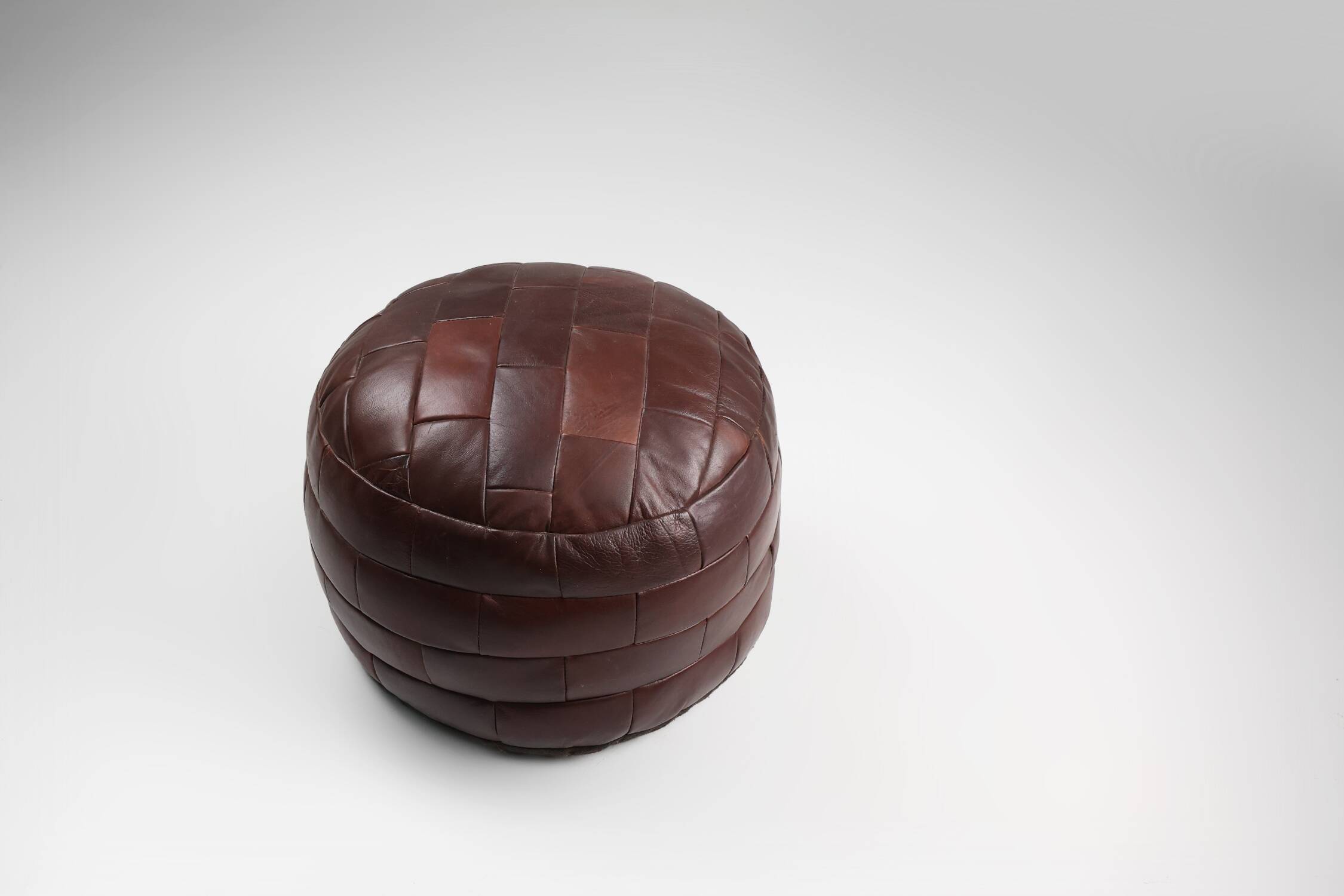 Pouf ottoman en cuir patchwork français vintage, années 1960