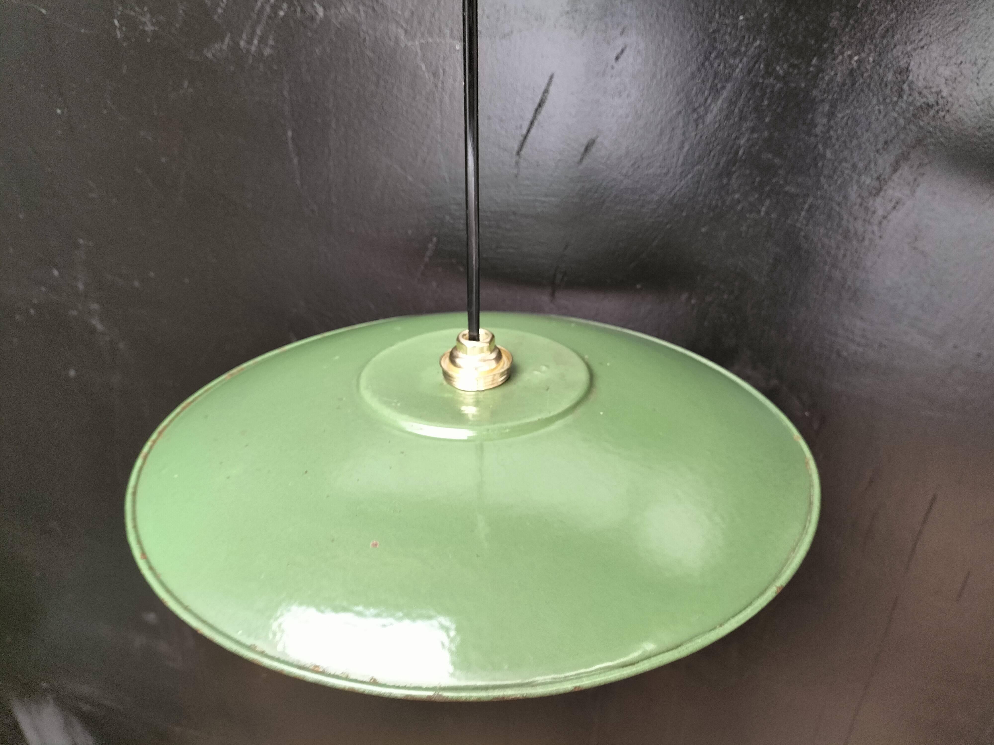 3 enamelled sheet metal suspensions