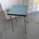 Tabouret en formica bleu