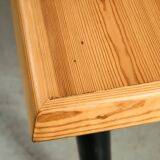 Longue table en pin canadien avec pieds noirs