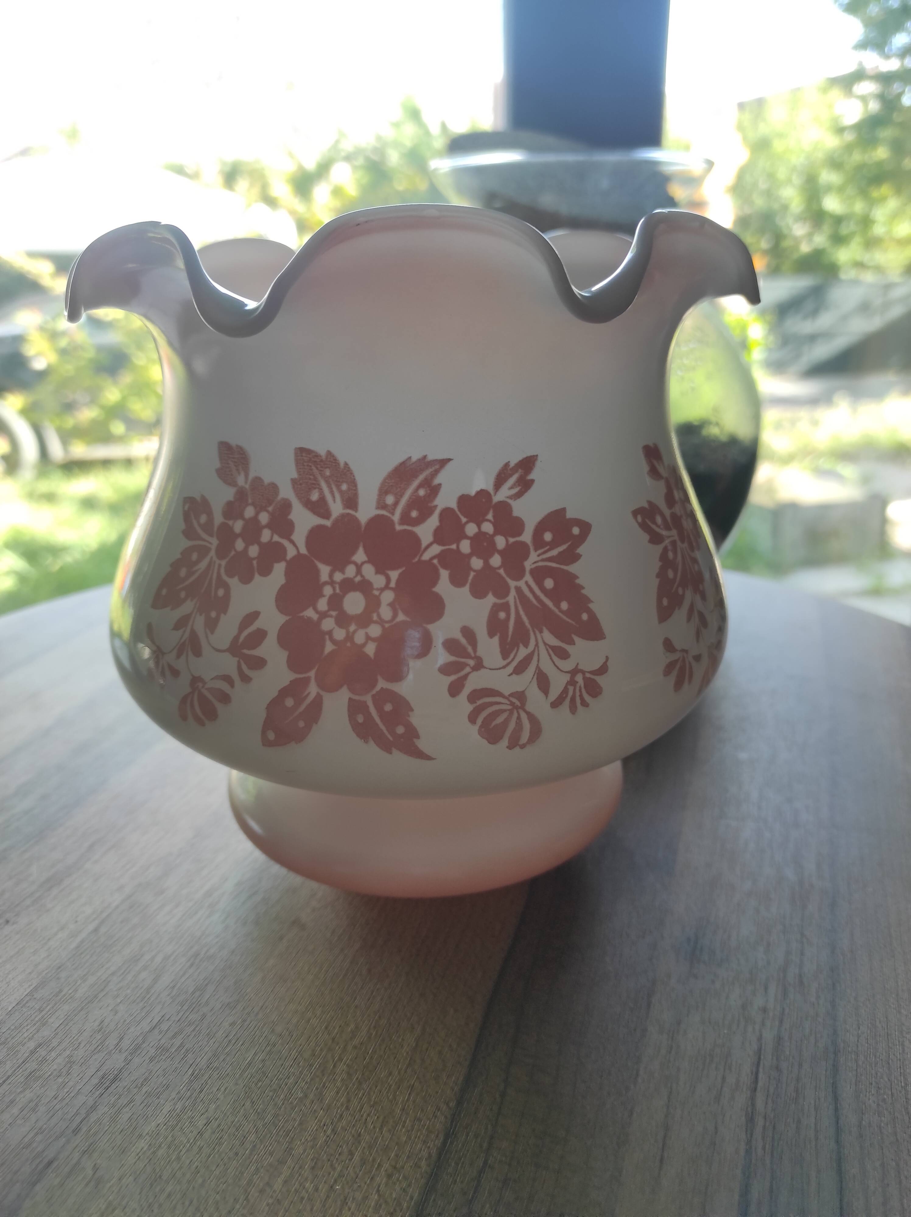 Abat-jour en verre blanc opaline vintage bords dentelés et fleurs roses