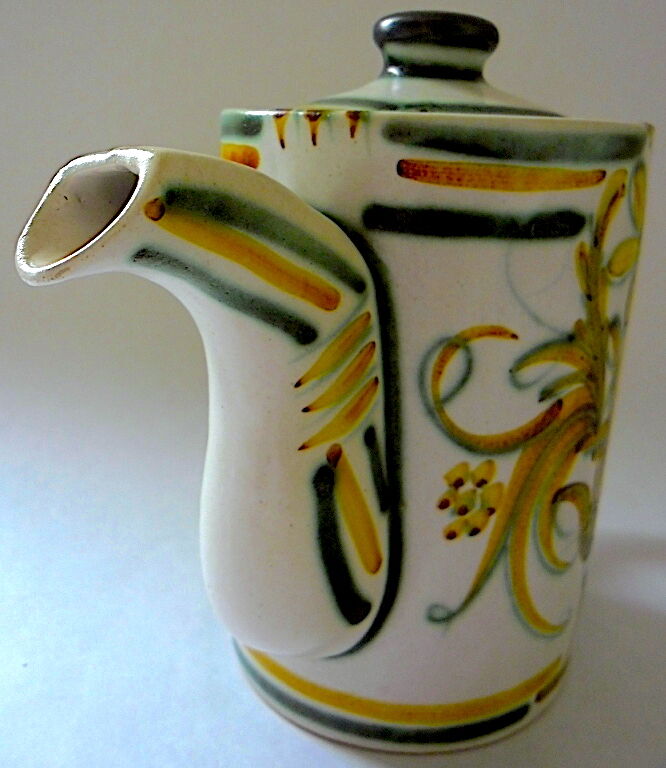Quimper's "vintage" earthenware teapot, Keraluc workshop