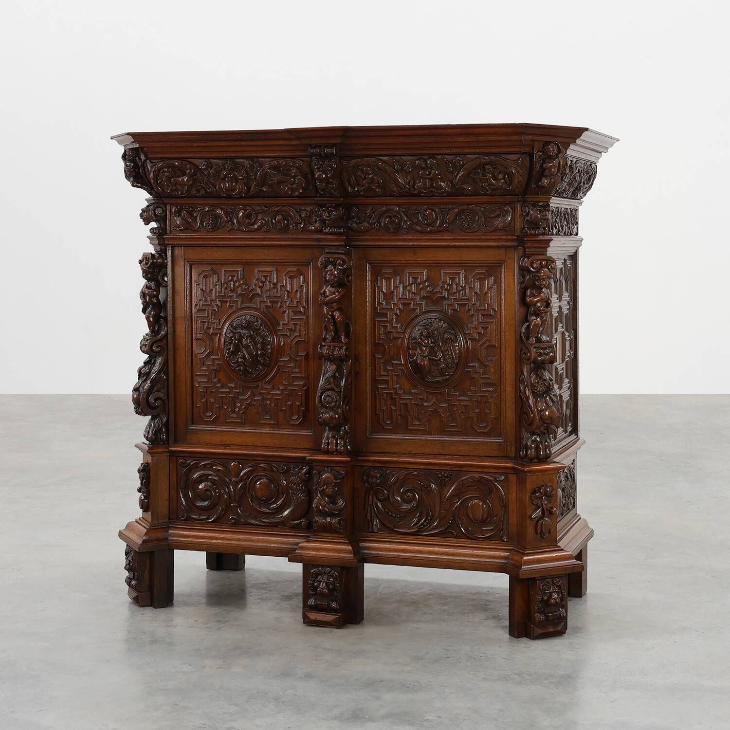 Flemish renaissance "beeldenkast" cabinet in oak wood Antwerp, ca. 1630