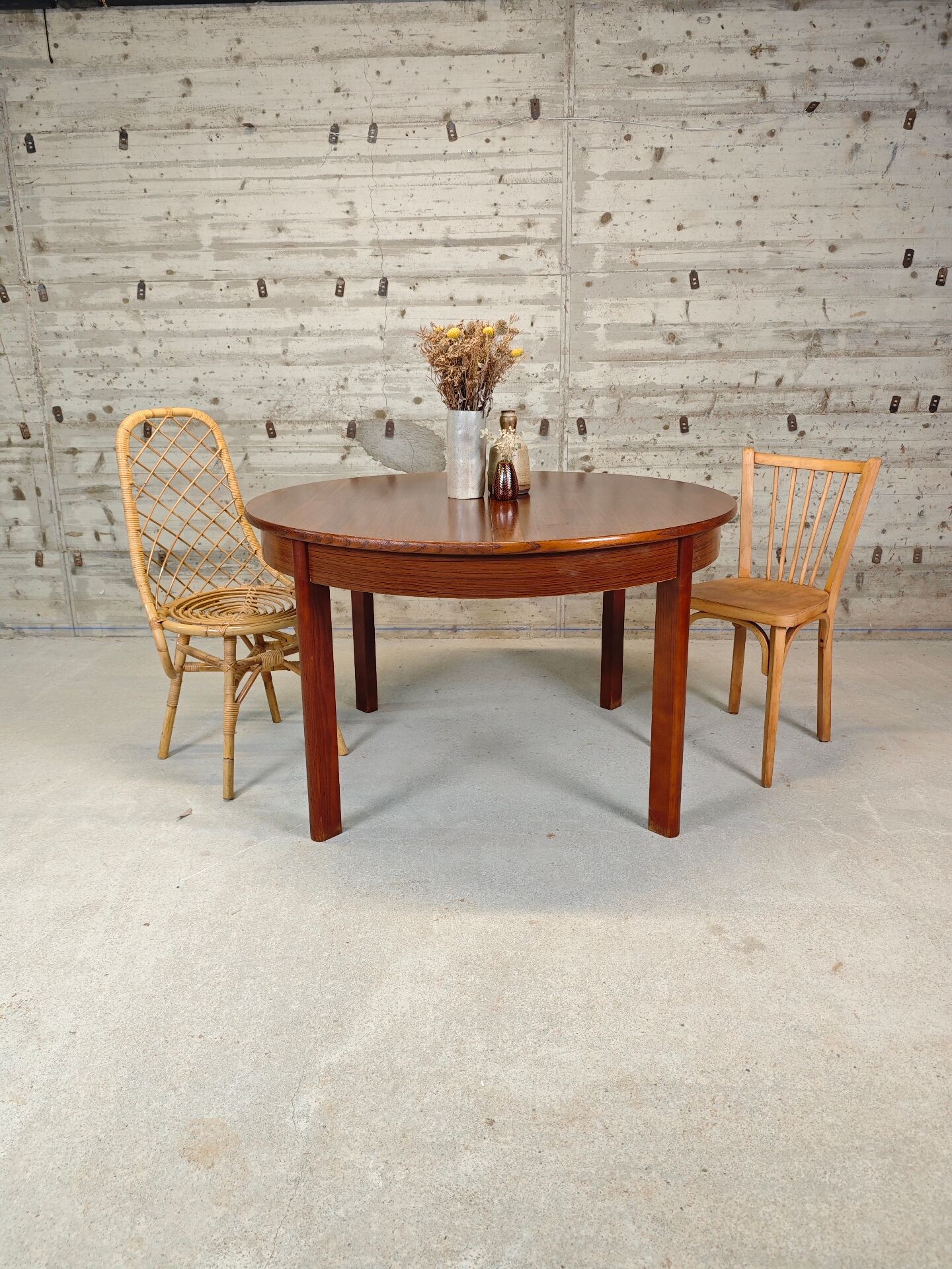 Extendable round table