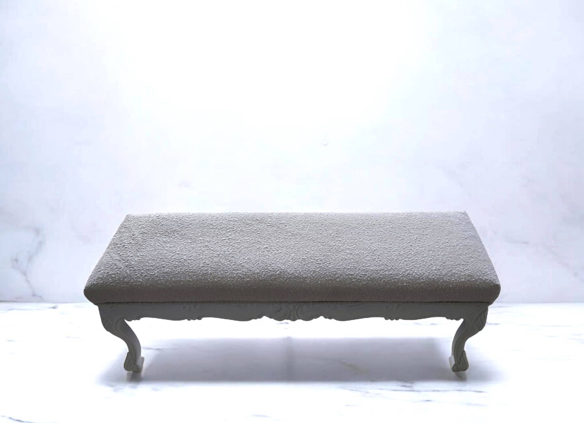 Banquette bout de lit néoclassique laquée RAL 9010 et chenille