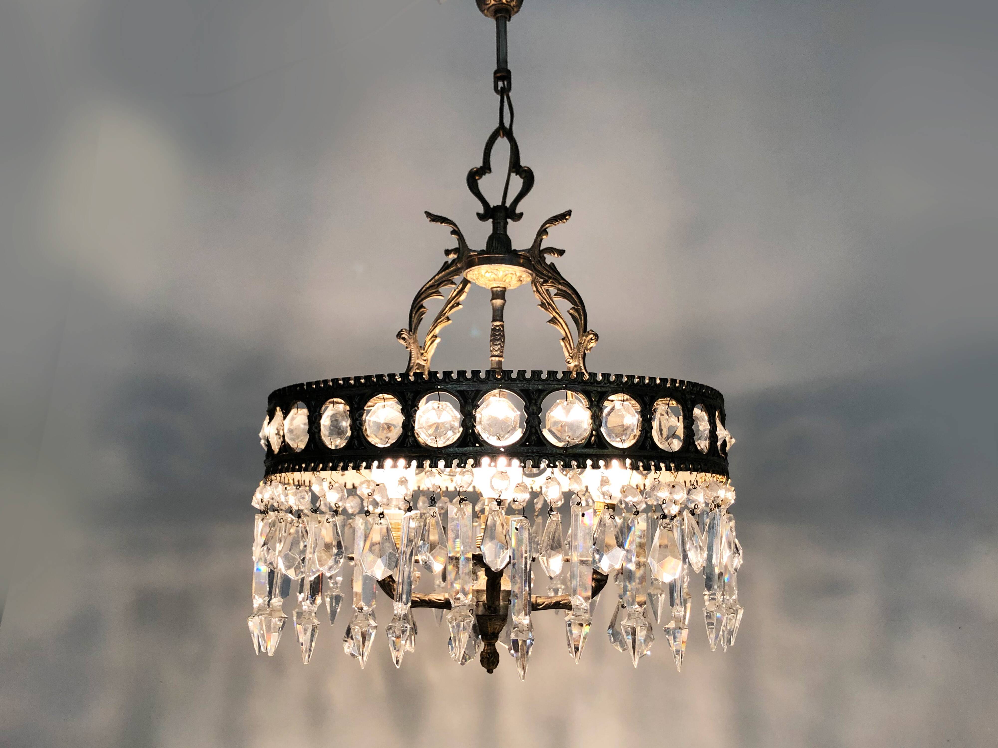 Old chandelier in bronze or silver brass, 4 lights, crystal grapevines. Year 60 70