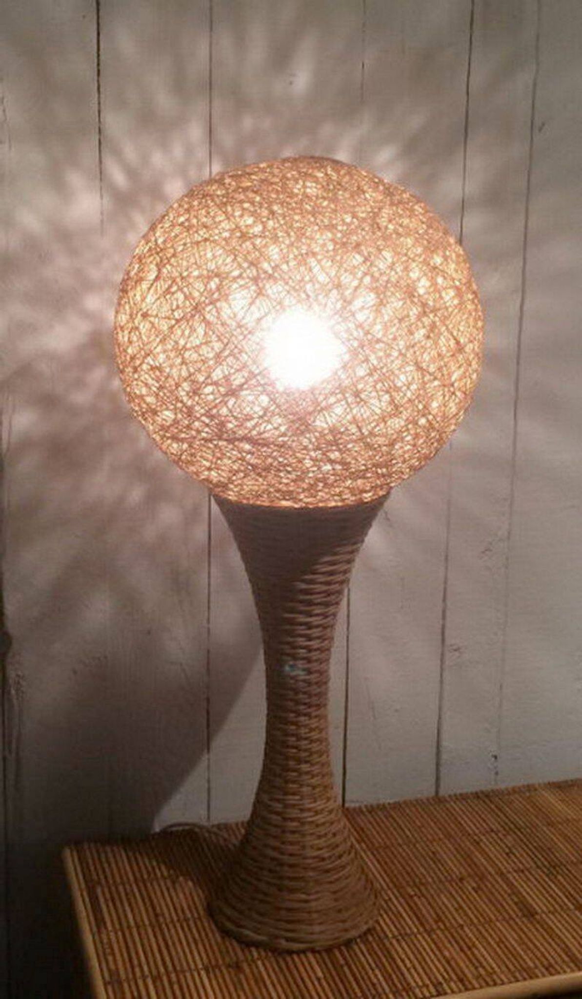 Grande lampe en rotin