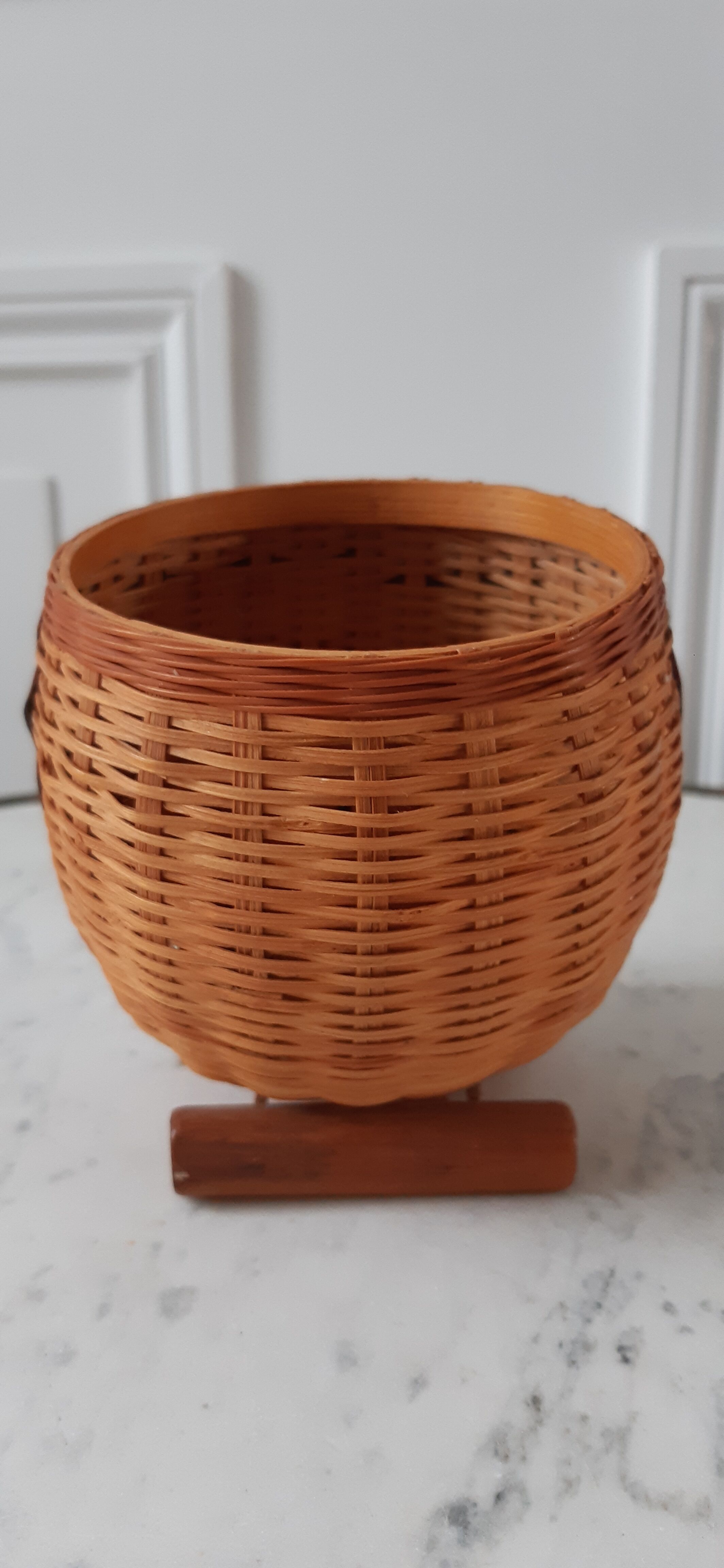 Cache-pot chouette en osier et rotin années 70