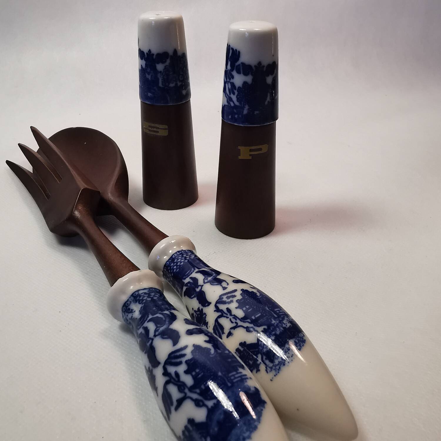 Vintage salad service in ceramic and natural wood. pepper shaker, salt shaker and 2 cutlery