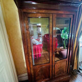 Vitrine en acajou et loupe d’orme