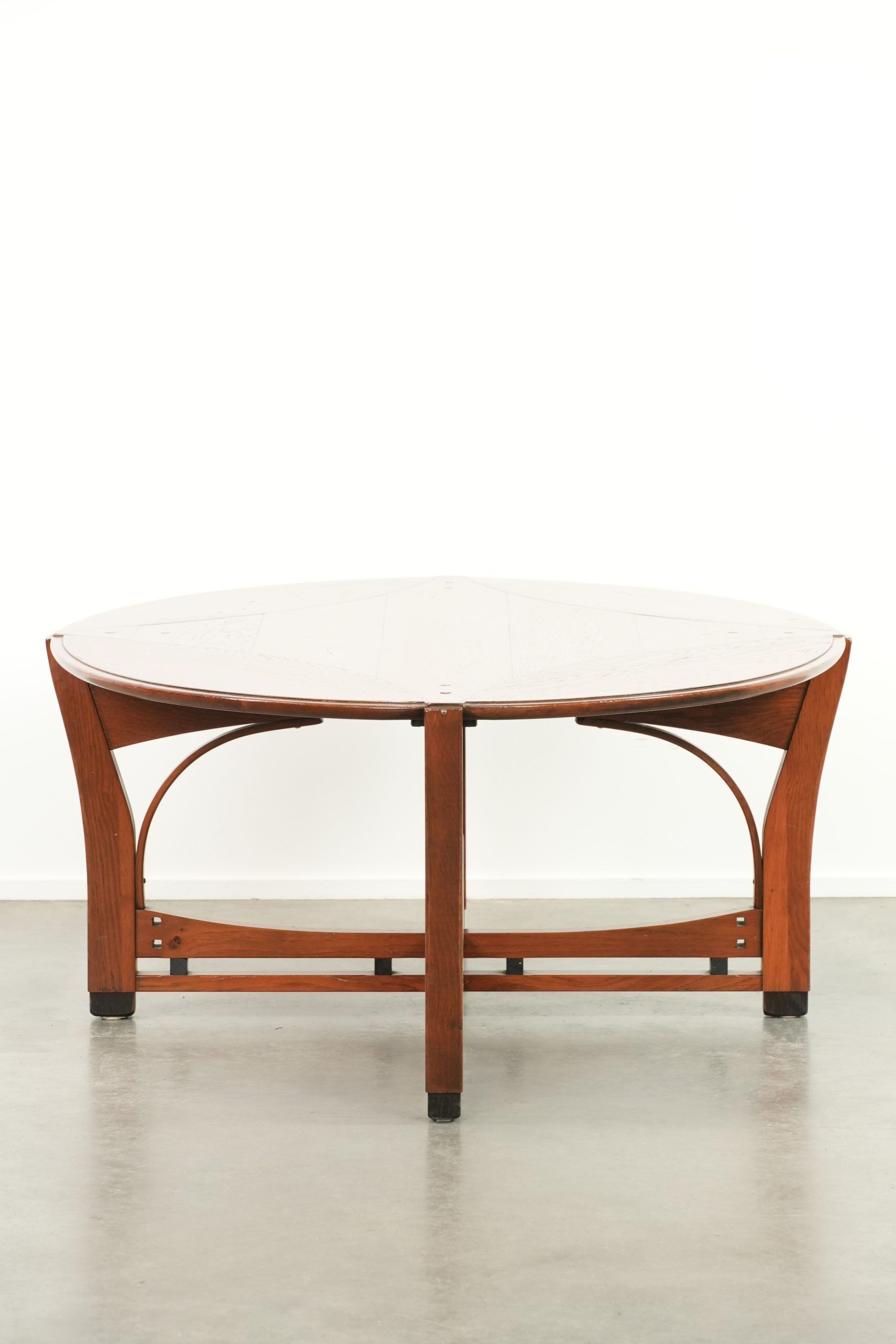 In good condition elegant oval Art Nouveau design coffee table