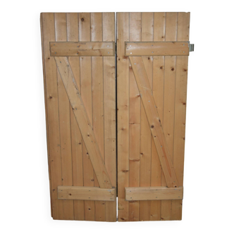 Folding double-leaf wooden shutter