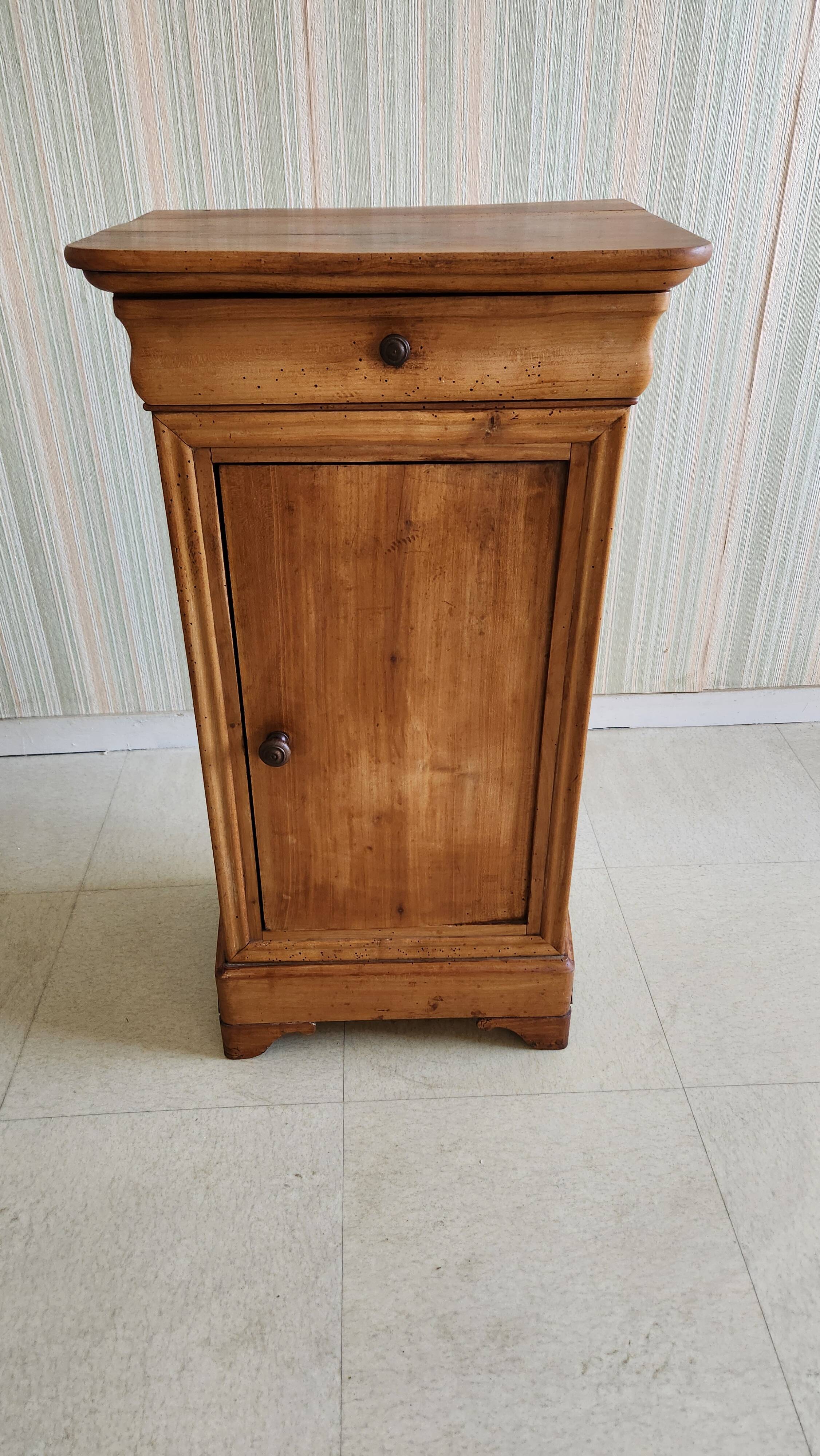 Table de nuit (chevet) ancien en bois