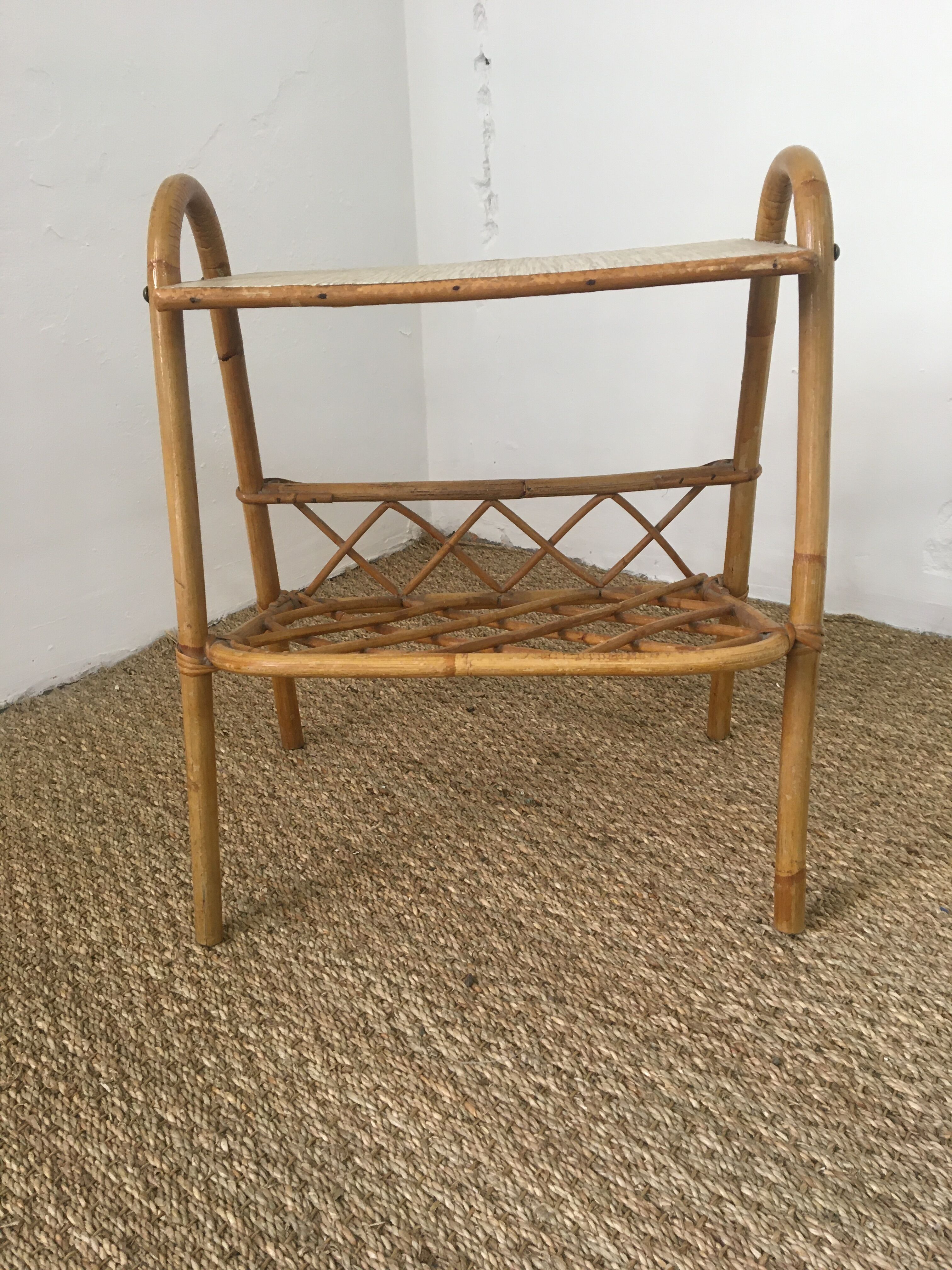 Table porte revue vintage en rotin