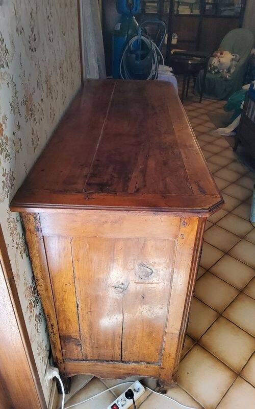 Rustic or authentic country buffet with beautiful sculptures.