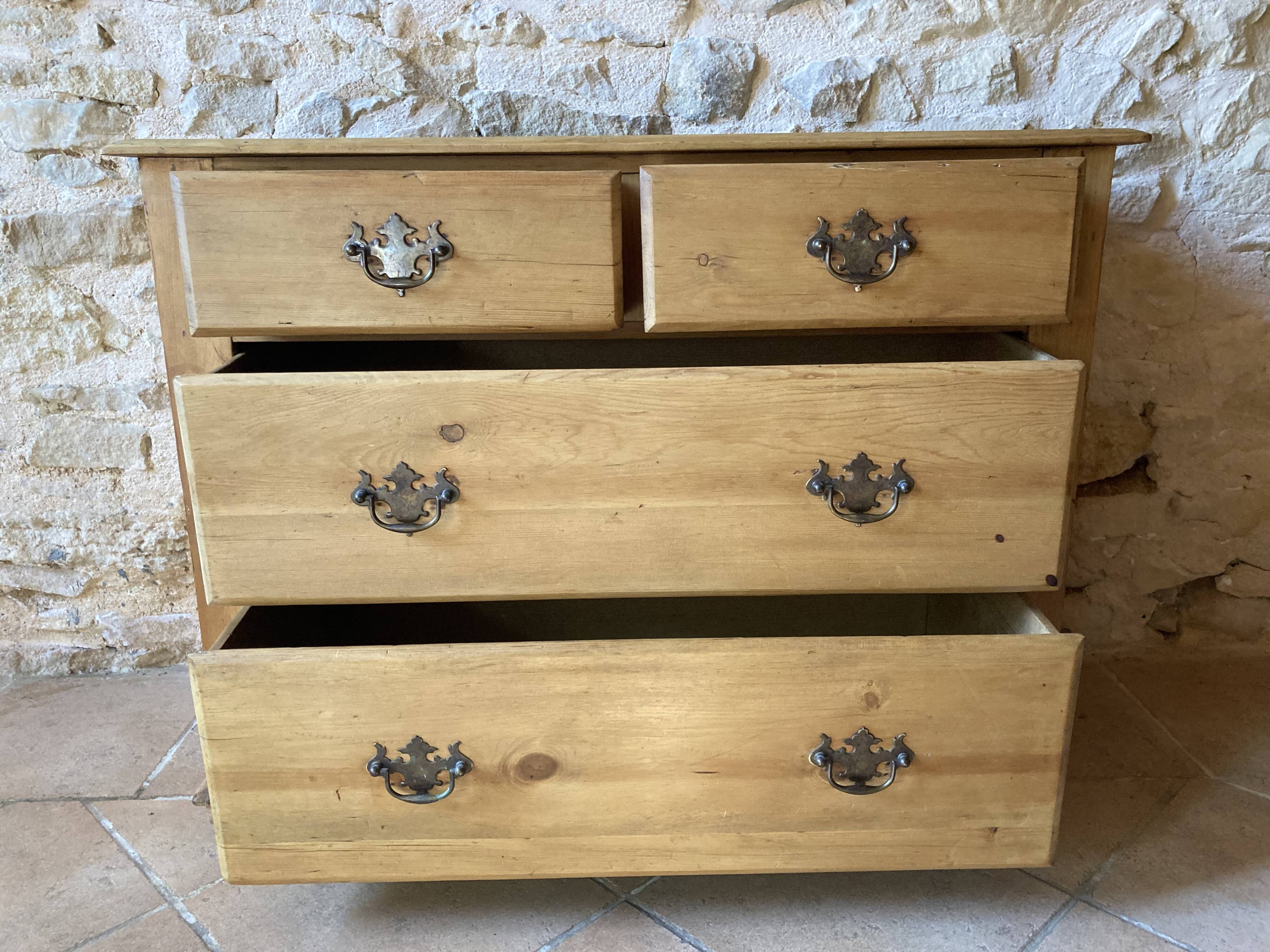Old 4-drawer chest of drawers in solid pine