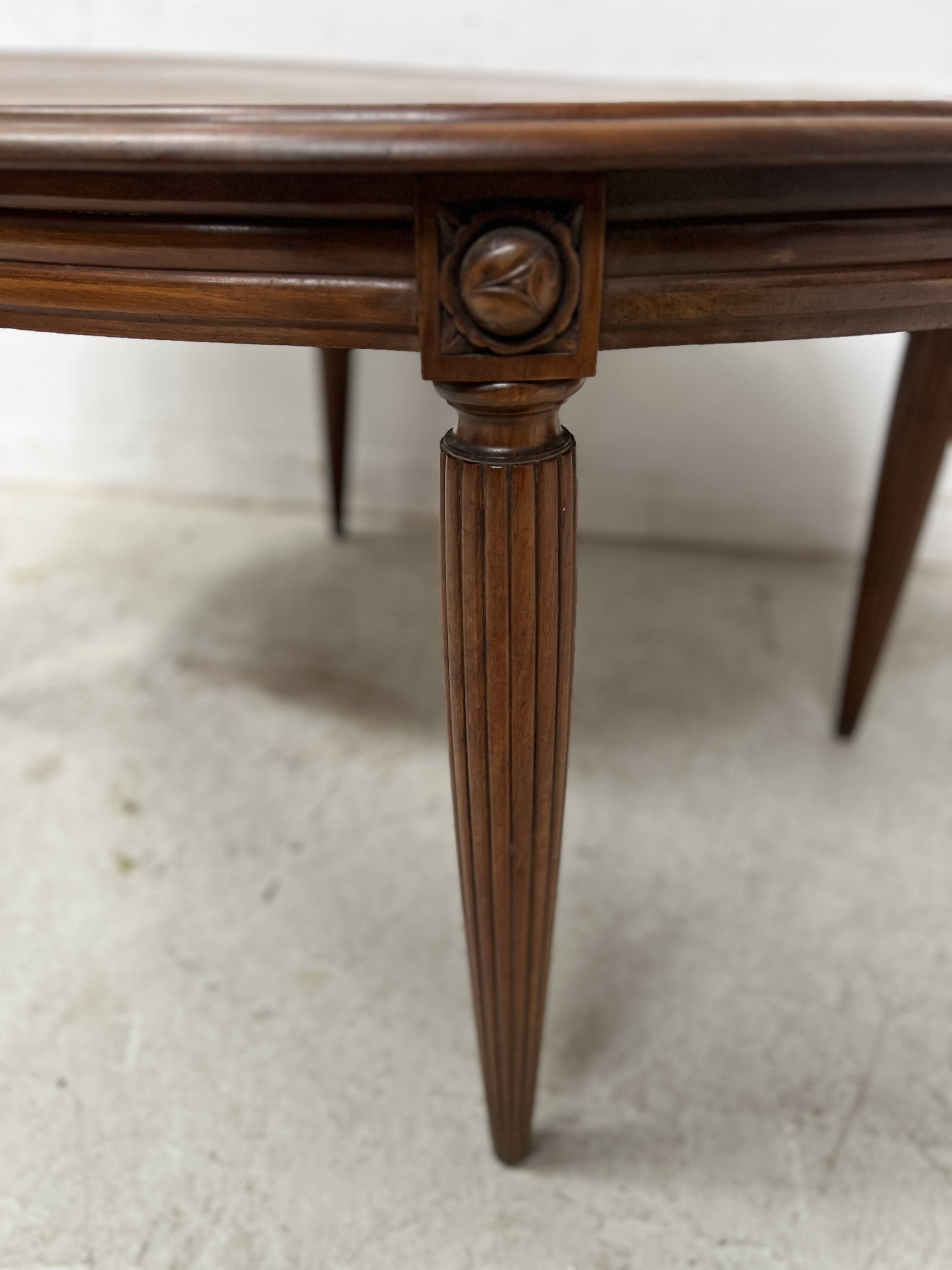 Art Deco table in solid walnut, 20th century.