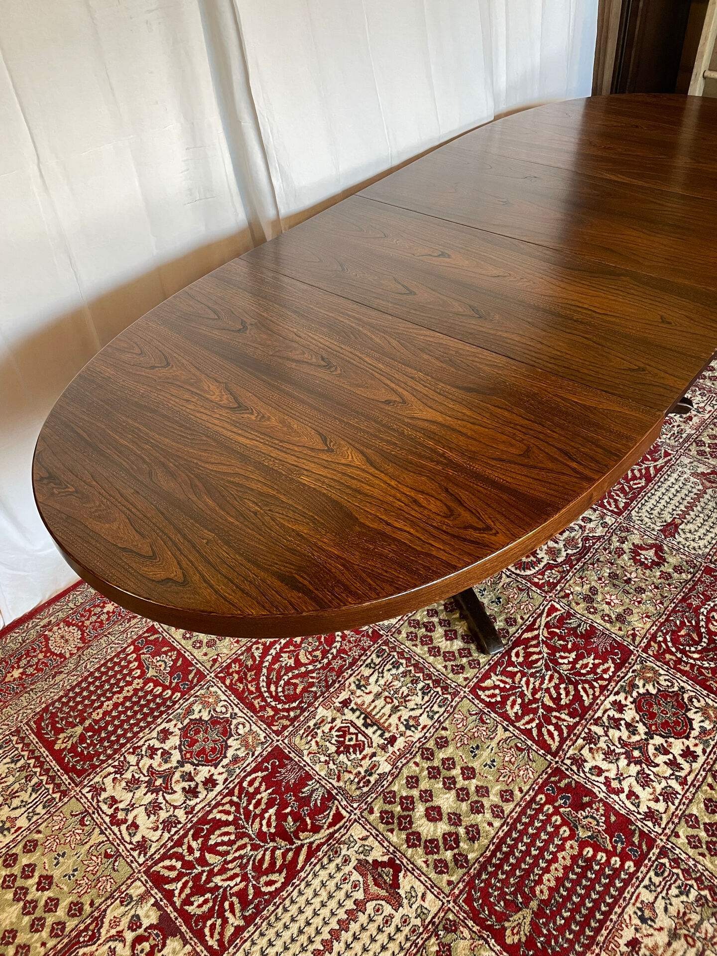 Table ovale extensible en placage d’orme