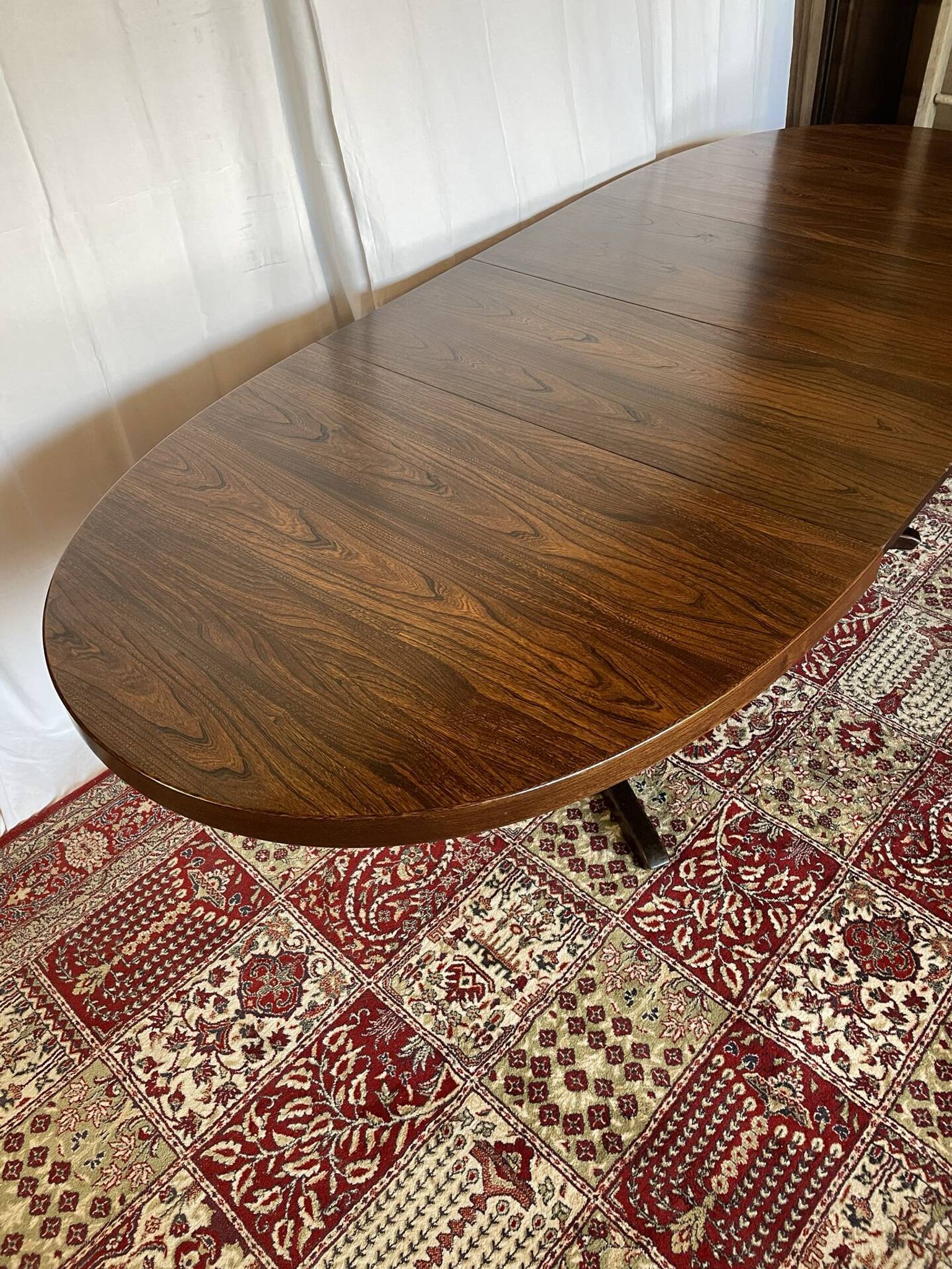 Extendable oval table in elm veneer