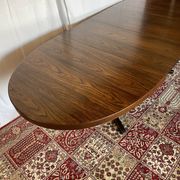 Extendable oval table in elm veneer
