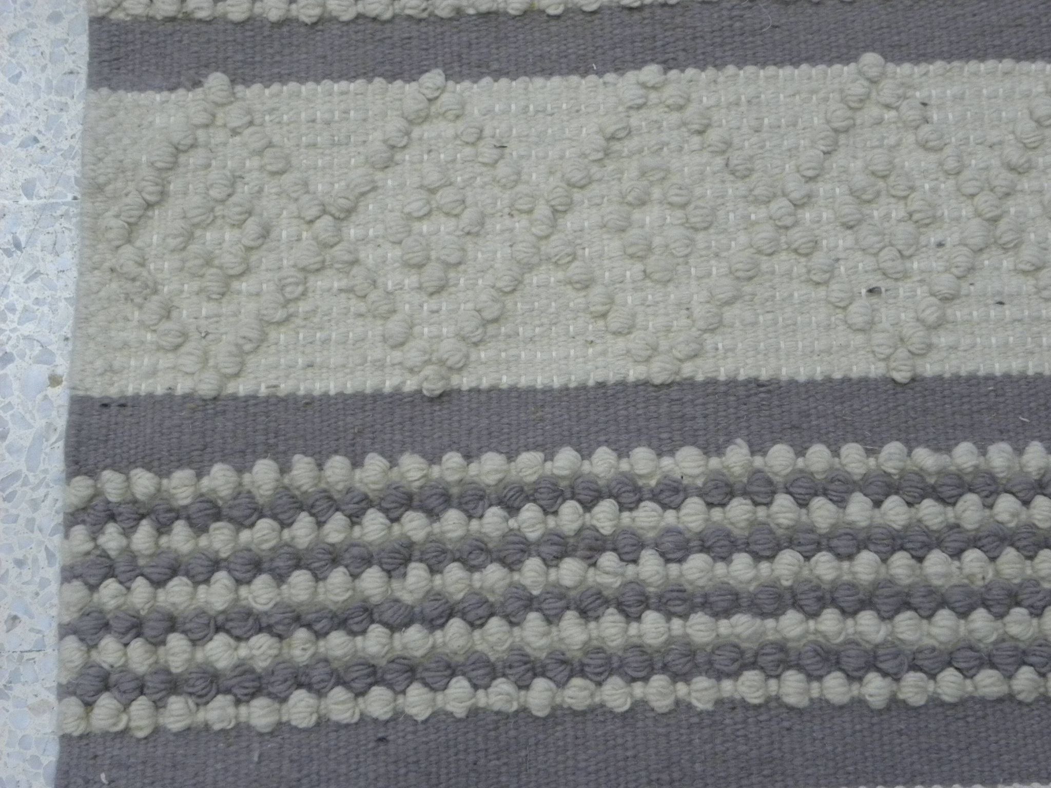 Handmade artisanal rug in Wool – Modern and natural design in Beige Ecru