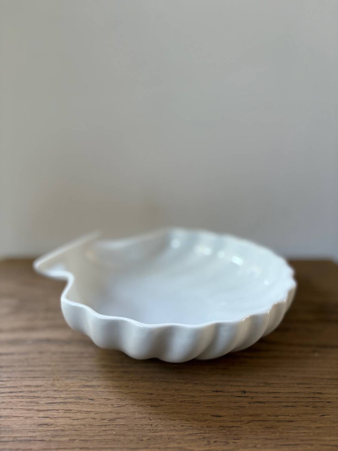 Vintage ceramic shell-shaped dish