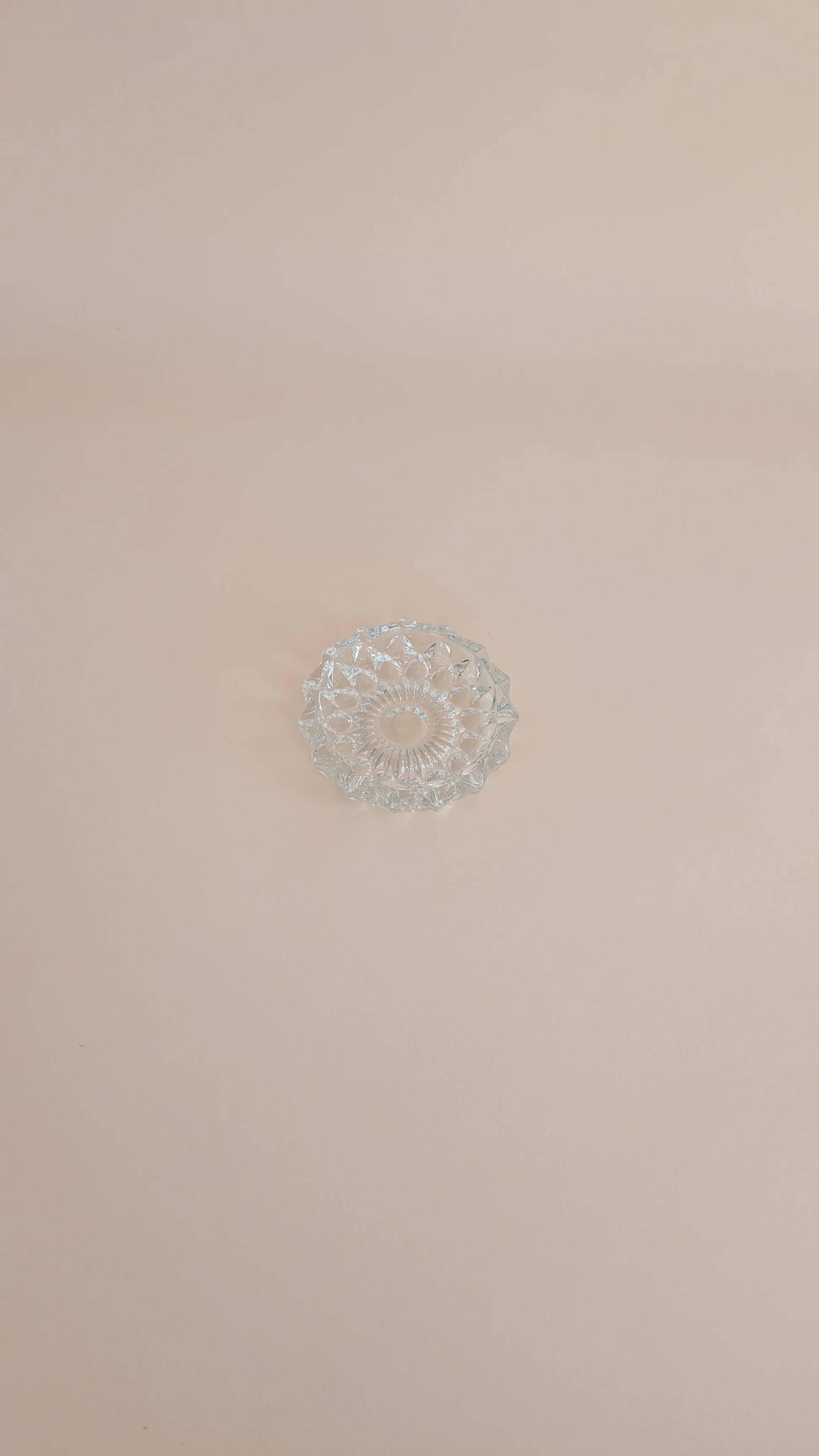 Round ashtray in chiseled glass