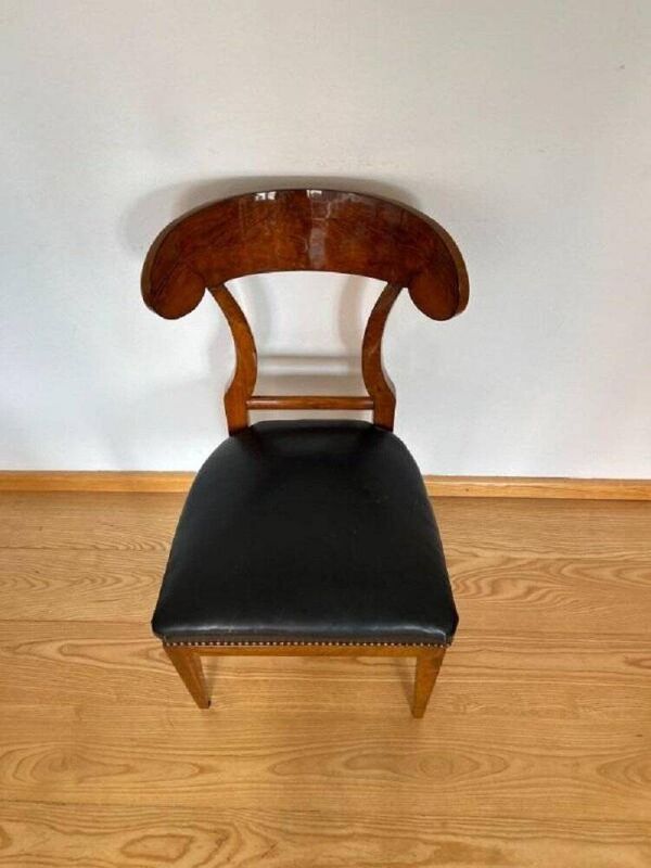 Chaise Pelle Biedermeier en placage de noyer et cuir noir, Autriche, années 1820.
