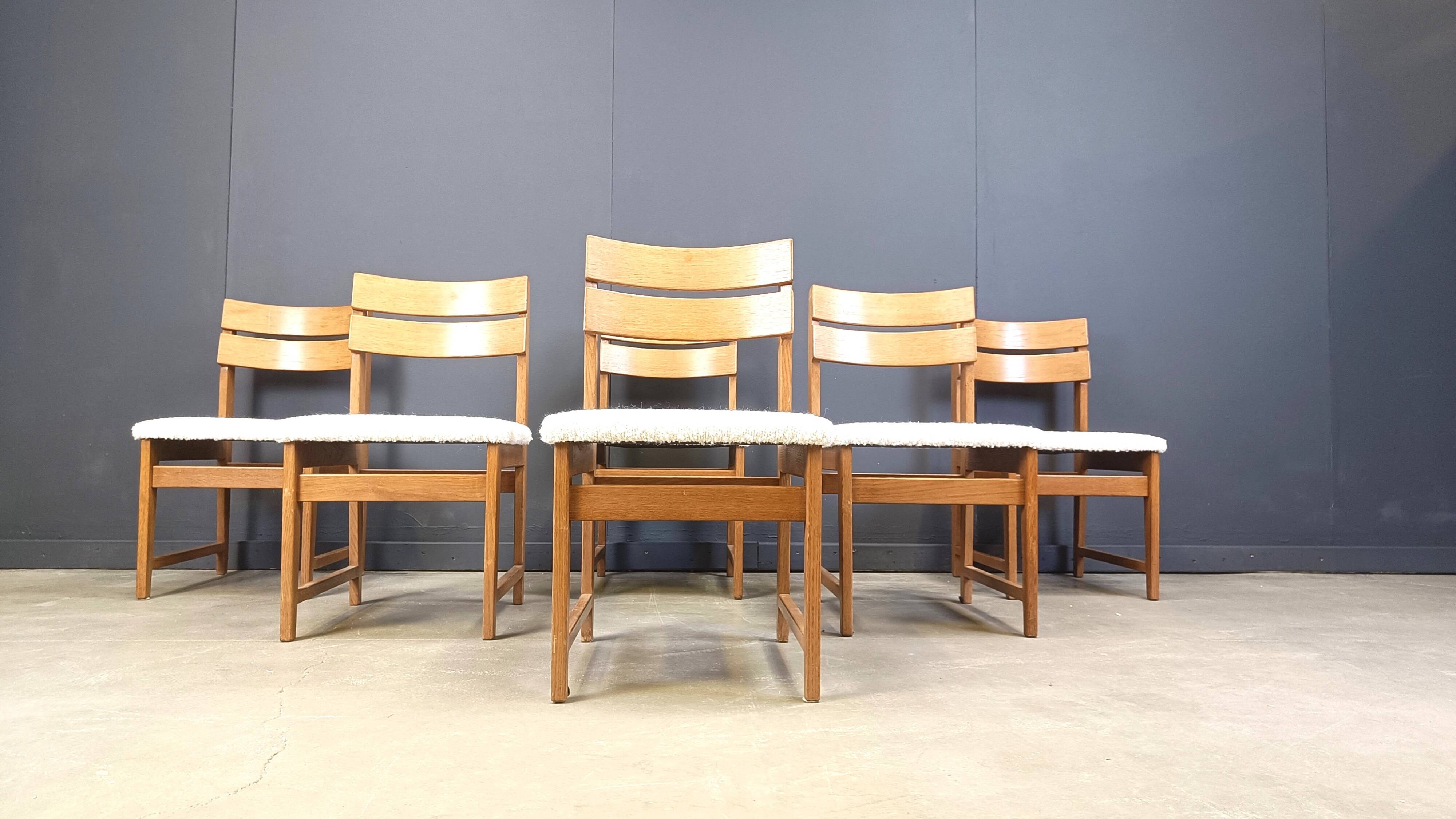 Set of 6 brutalist oak and bouclé fabric dining chairs, 1970s