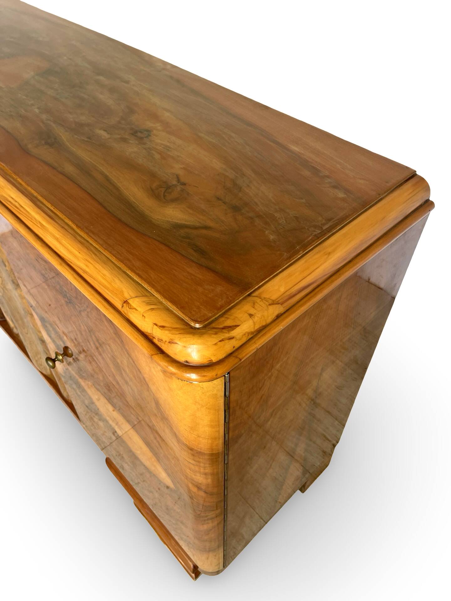Italian Art deco burl walnut sideboard, of great quality.