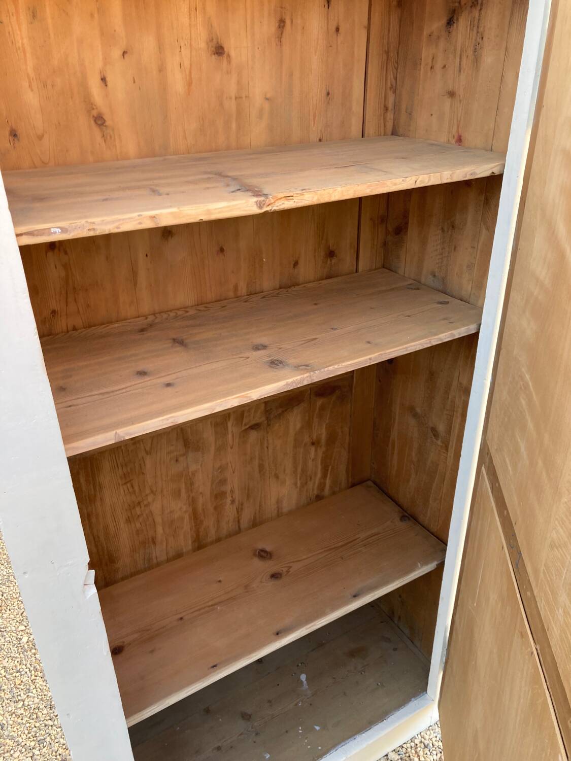 White and wood bonnet