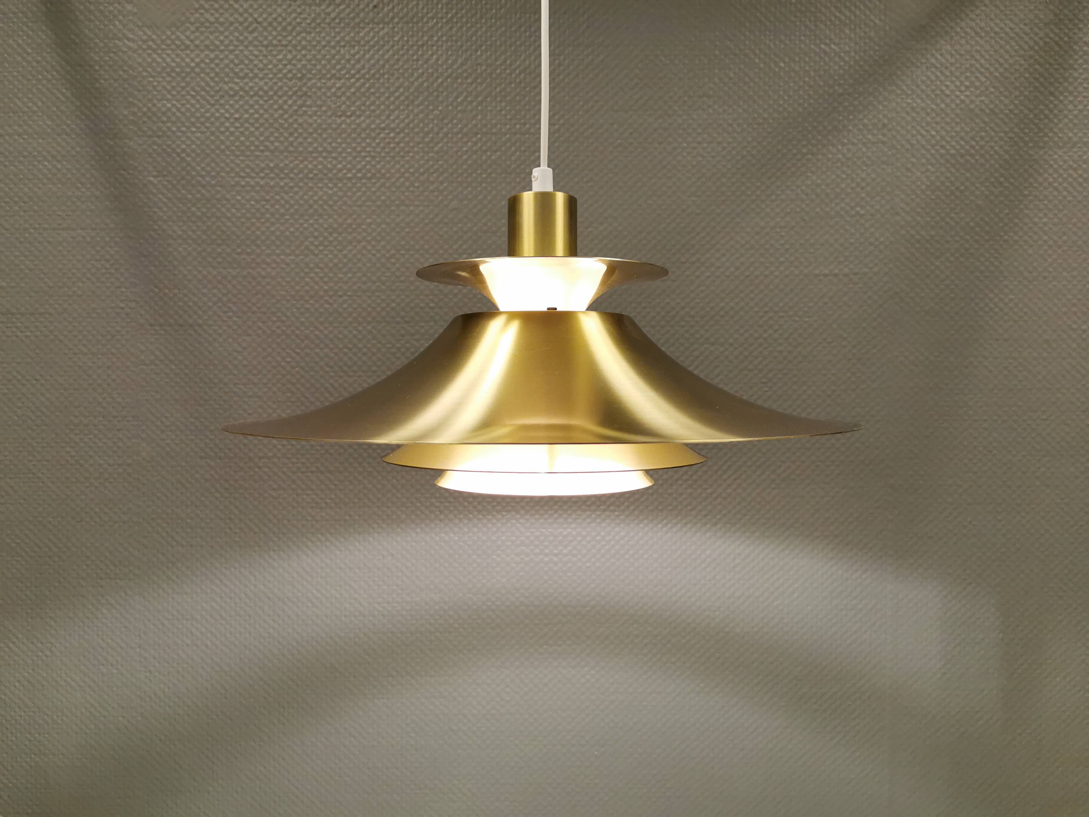 Suspension danoise en aluminium couleur laiton