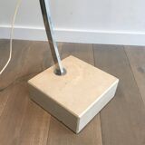 Rare lampadaire de parquet de style Arco en aluminium brossé, réflecteur conique en plastique blanc et socle de marbre carré