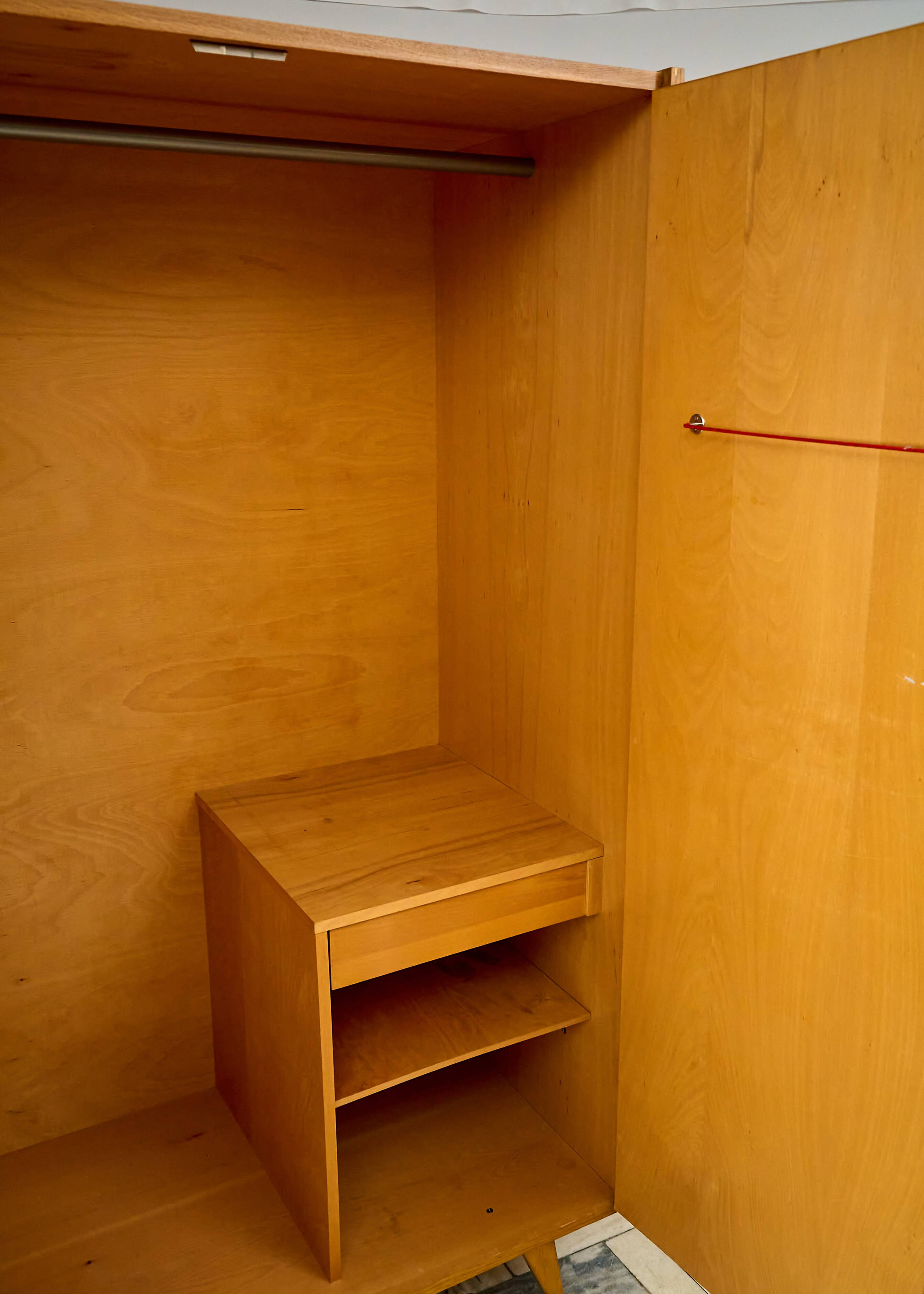 Armoire du milieu du siècle Jiroutek U486