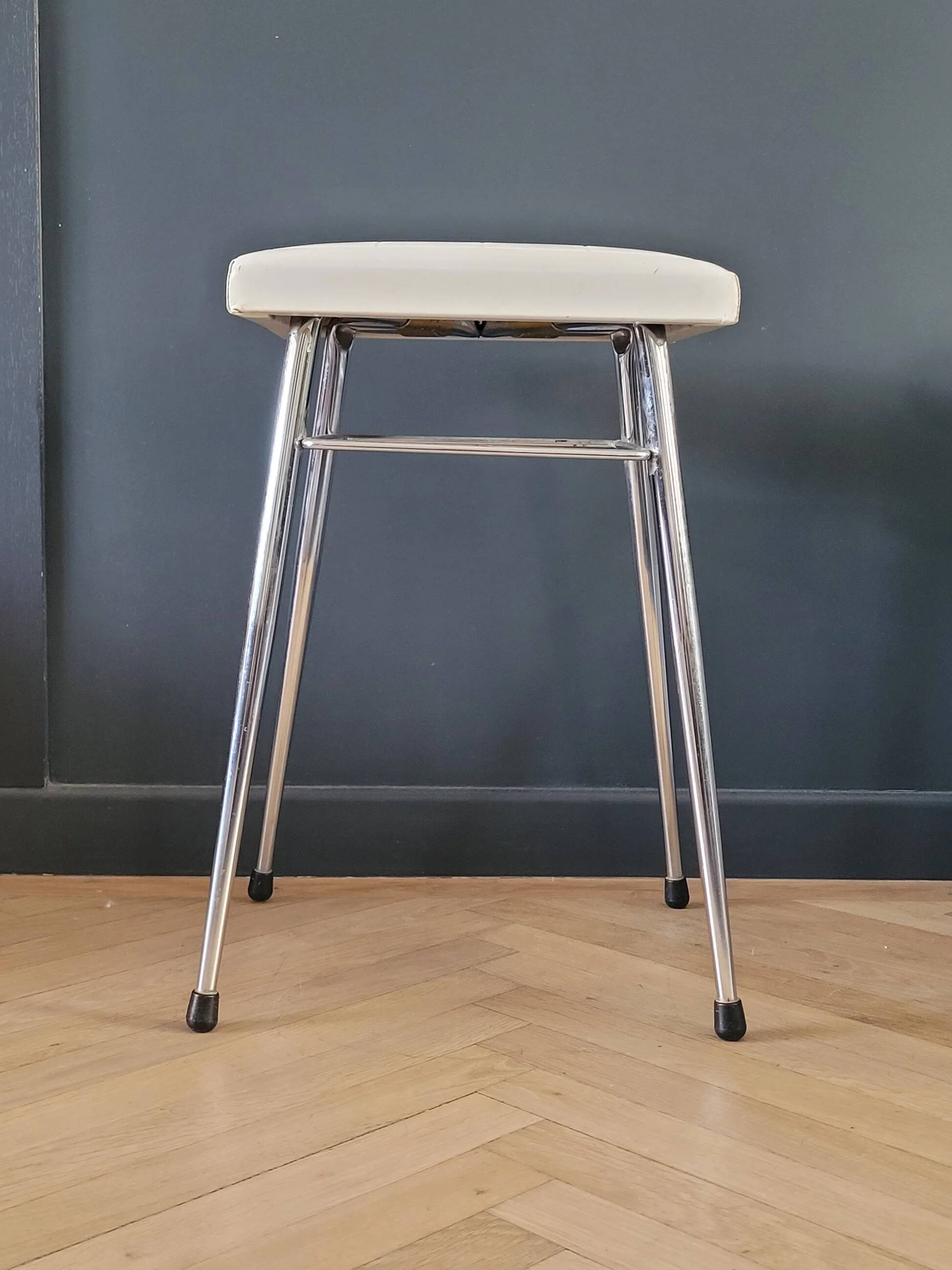 Tabouret vintage en skaï et chrome