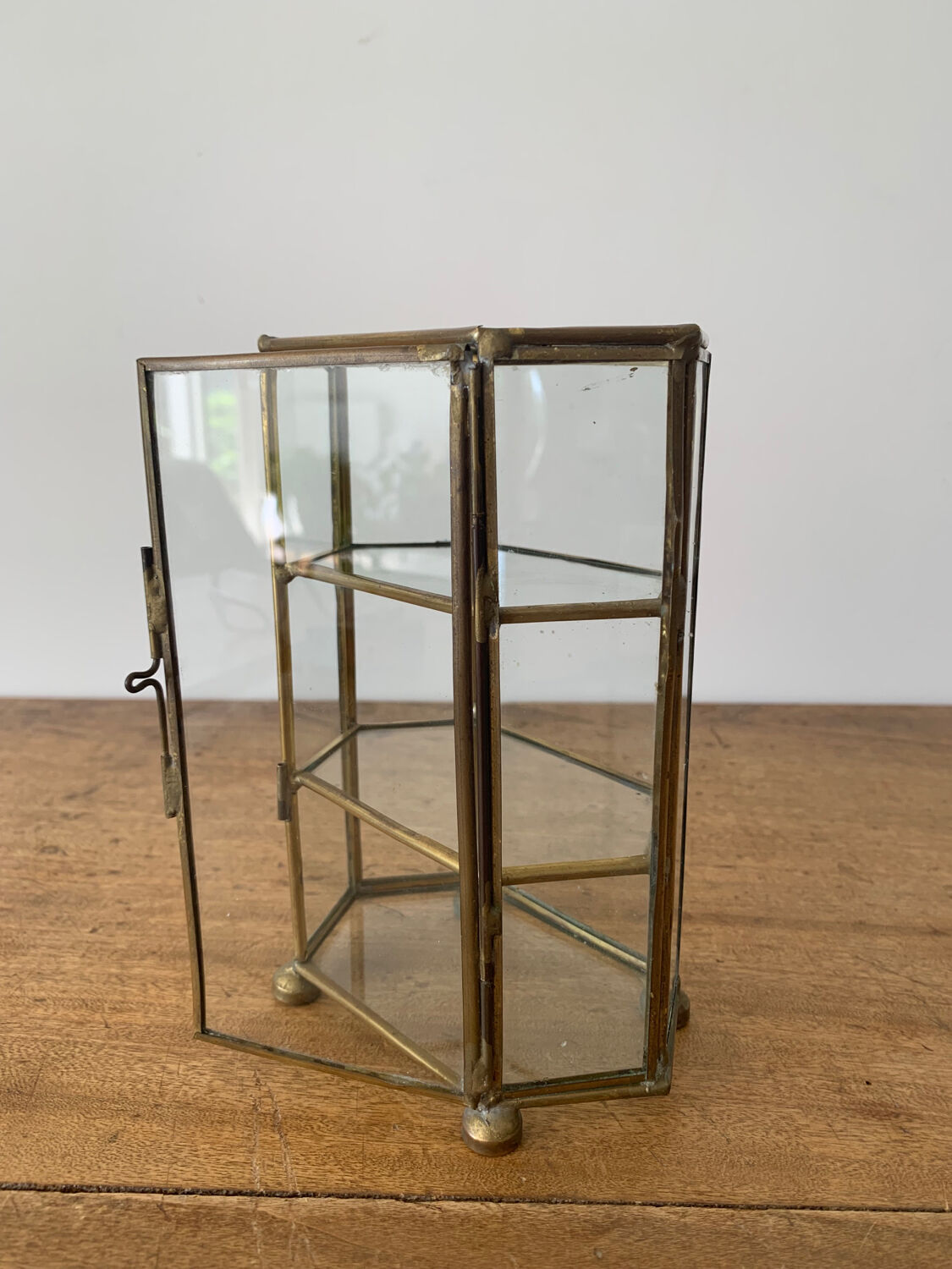 Petite vitrine vintage en verre et laiton
