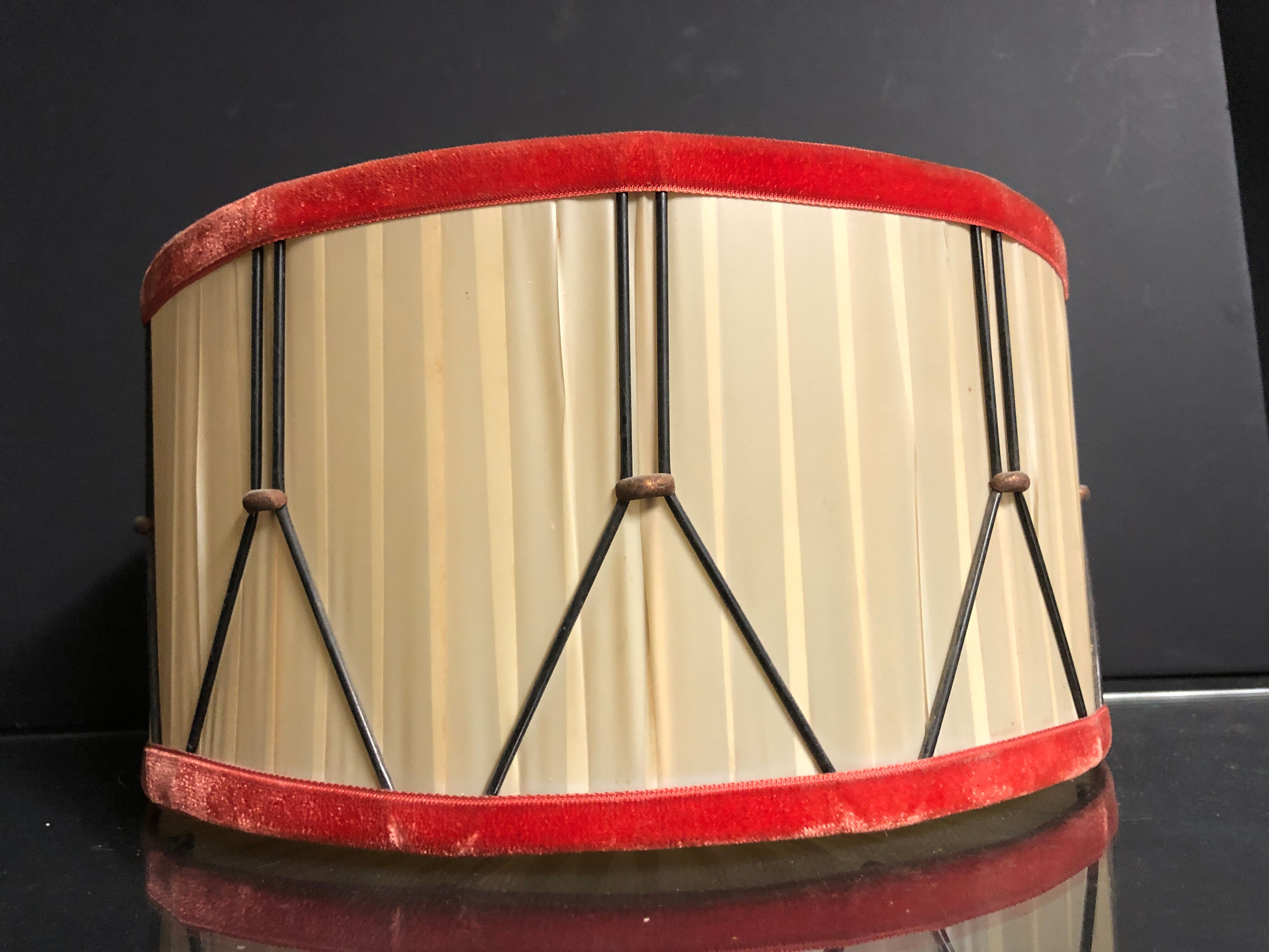 Lustre 1960 form white and red drum
