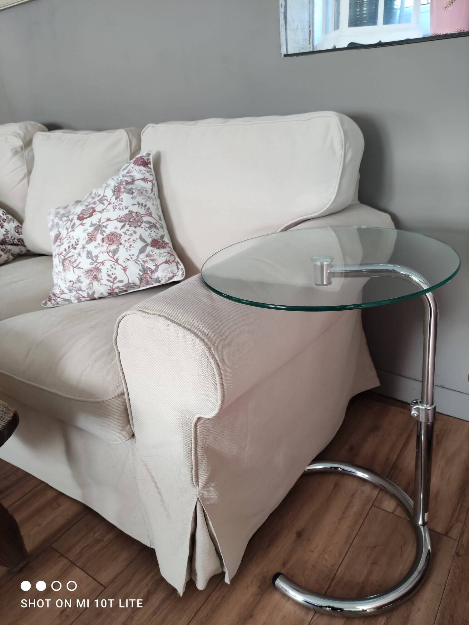 End of sofa, pedestal table, side table paget top in chrome-plated glass base