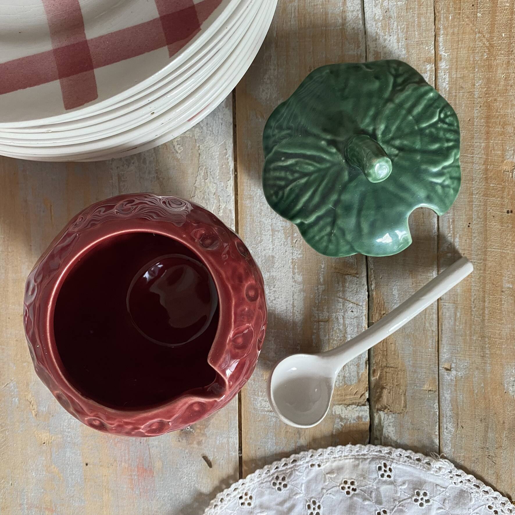 Sugar bowl or jam pot in strawberry majolica.