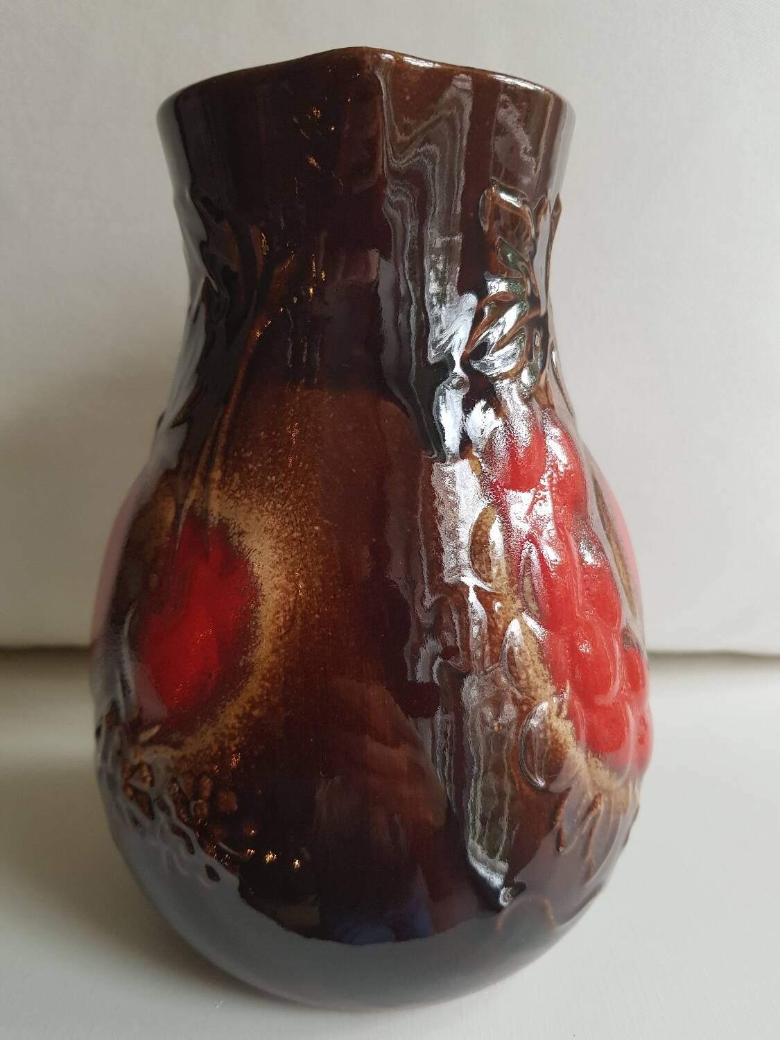 Vase cruche en céramique marron numéroté d'Allemagne de l'Ouest à décor de fruits rouges